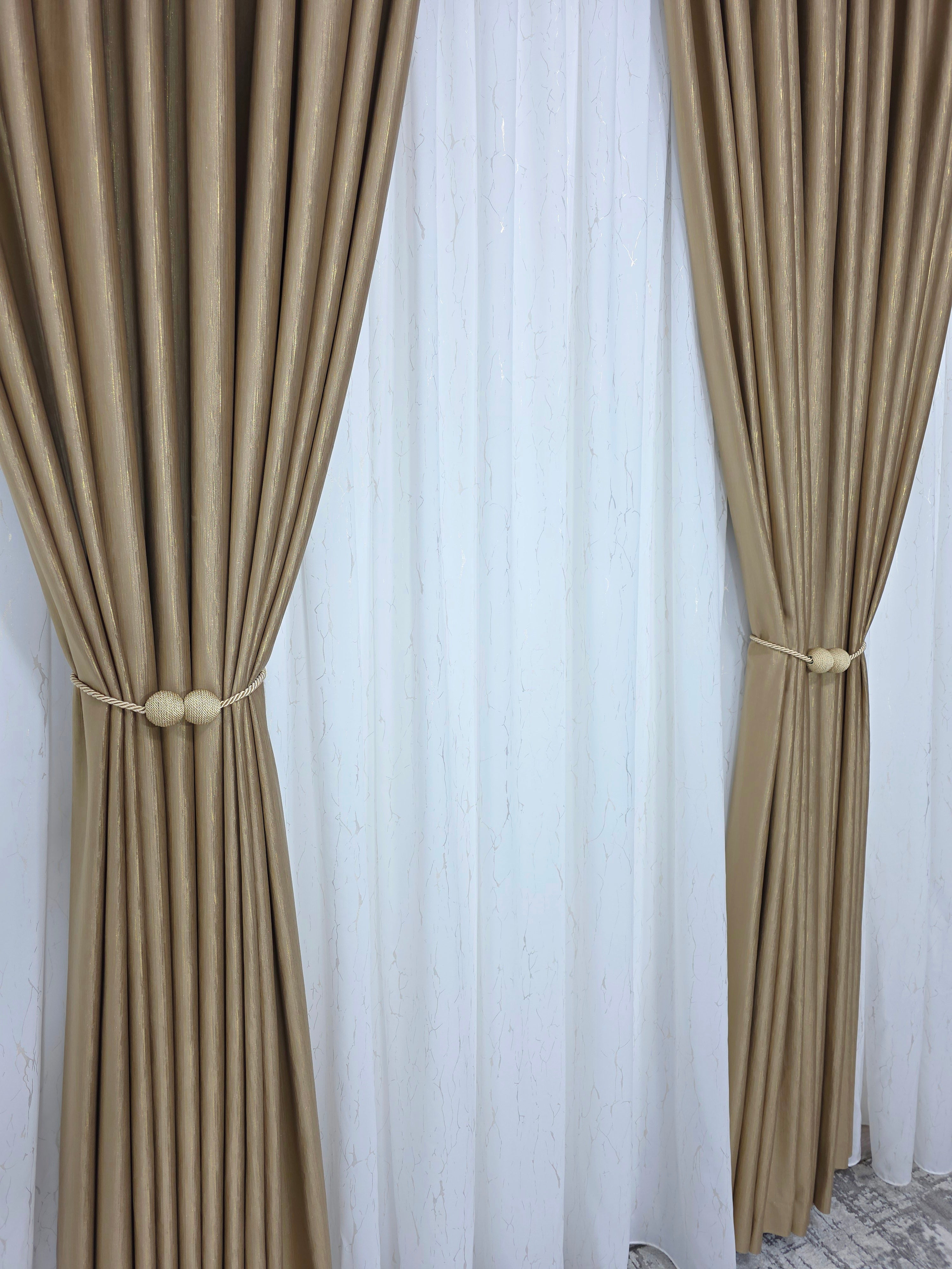 Colectia Valencia: Perdea Alba Din Matase Cu Insertii Aurii Varianta 1 Si Draperie Rolex Catifea Capucino Cu Sclipici Auriu