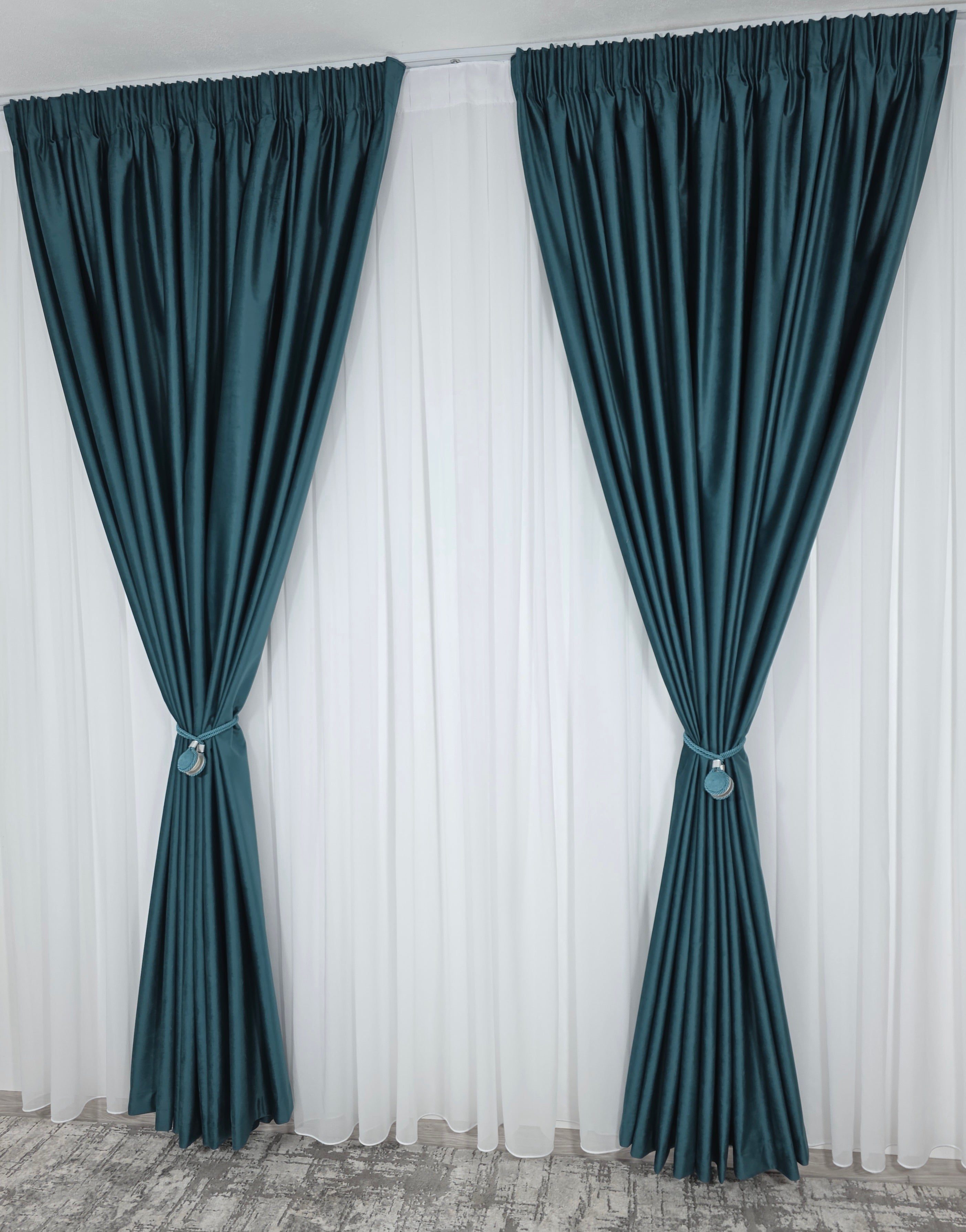 Set Premium: Perdea Matase Alb Imaculat și Draperie Verde Turcoaz Catifea Garantat Opacă Blackout 100%