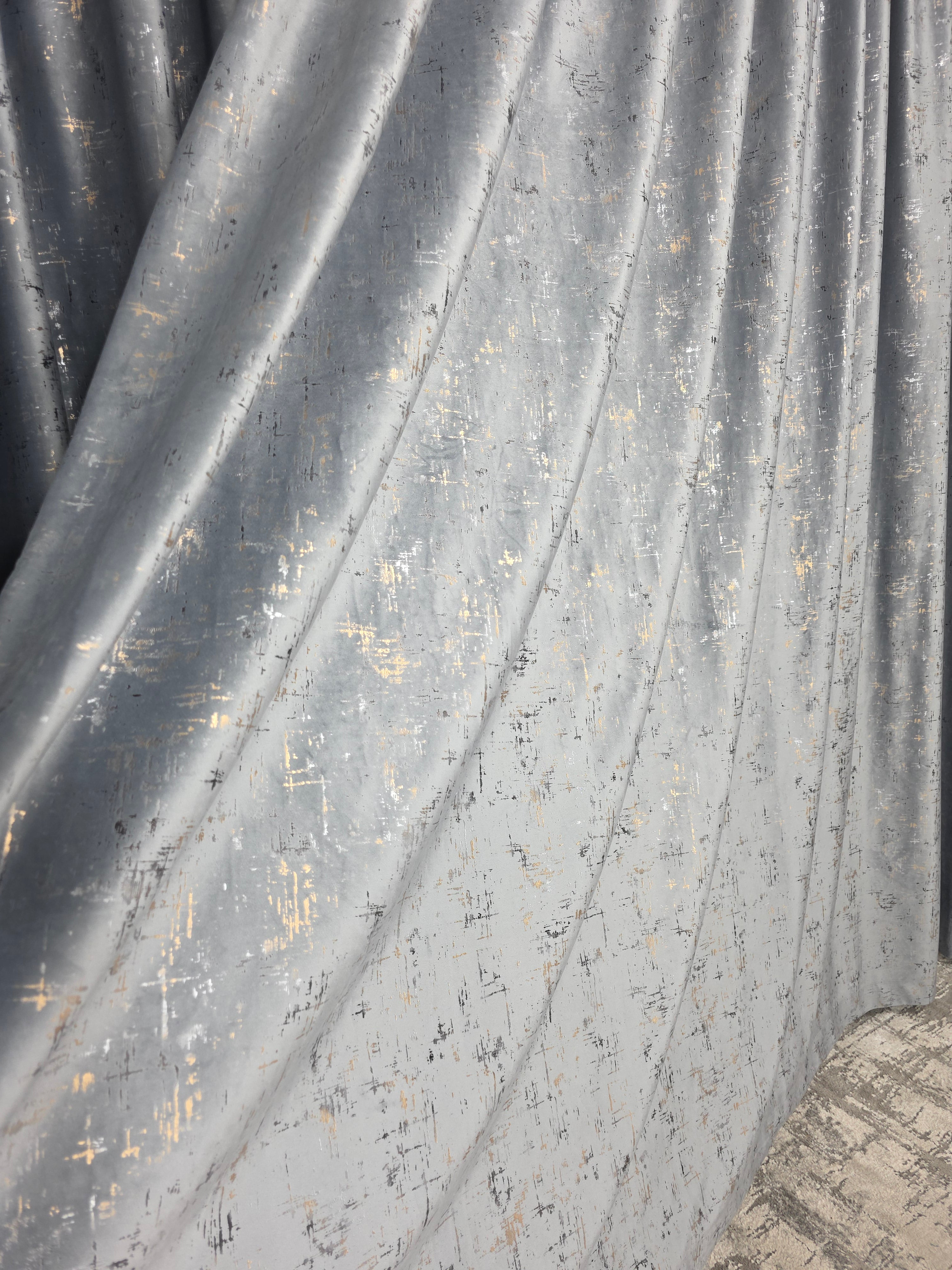 Colectia Pandantiv: Perdea Alba Din Borangic Cu Sidef Argintiu Si Draperie Din Catifea Gri Inchis Cu Insertii