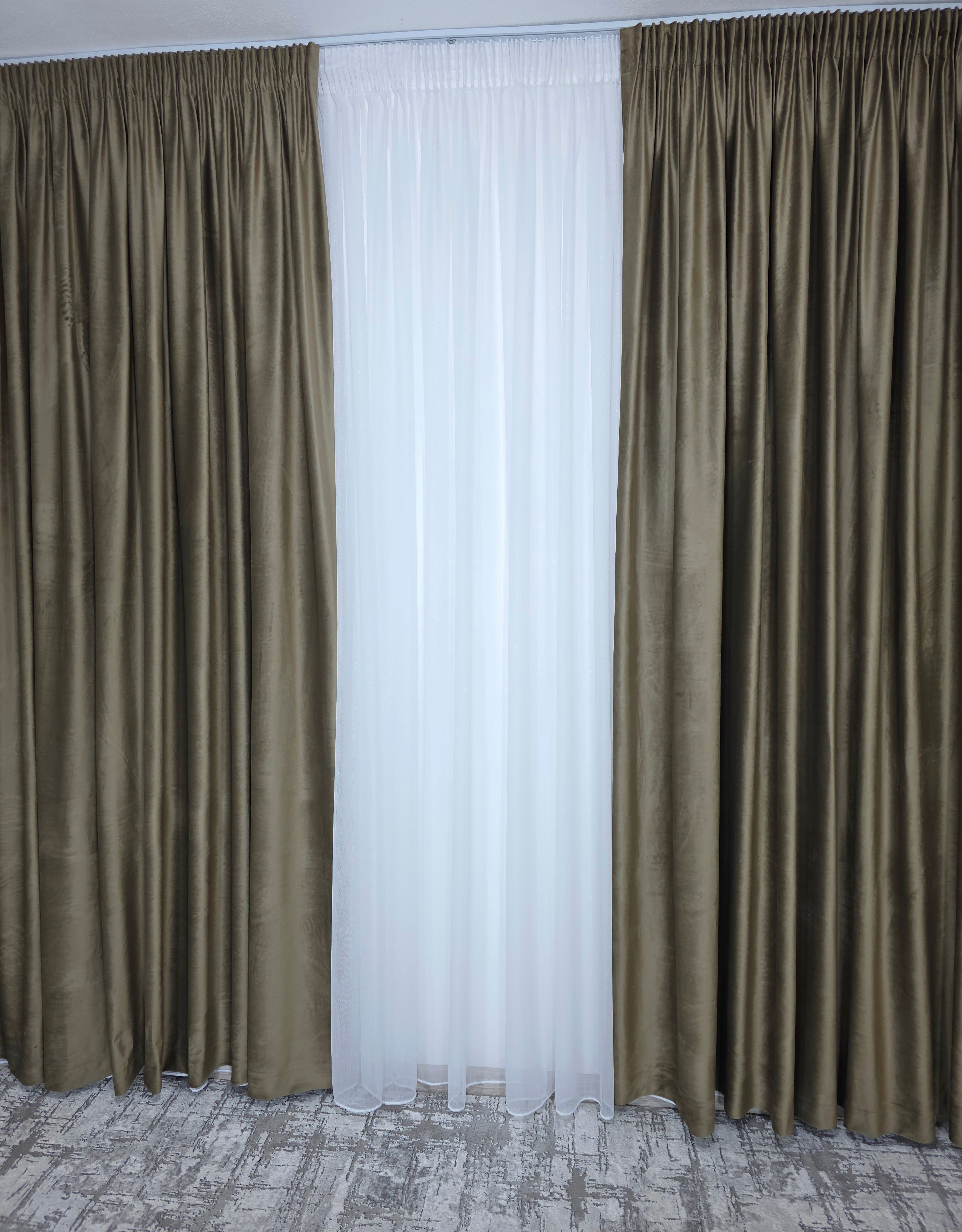 Set Anda: Perdea Alba Cu Sidef Si Draperie Catifea Ciocolata Calda Blackout 90%