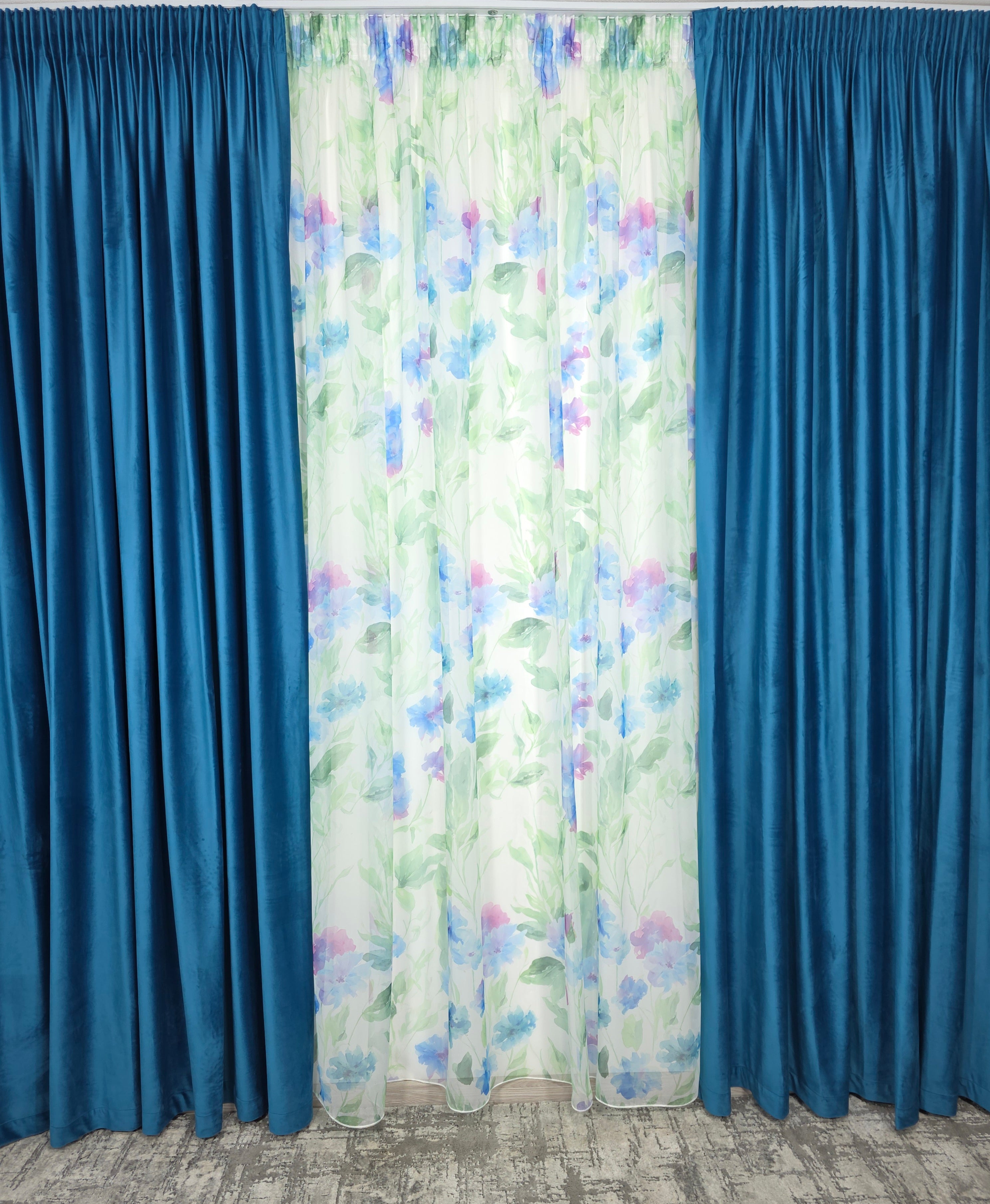Set Val de Azur: Perdea Din Voal Cu Model Floral Si Draperie Catifea Turcoaz