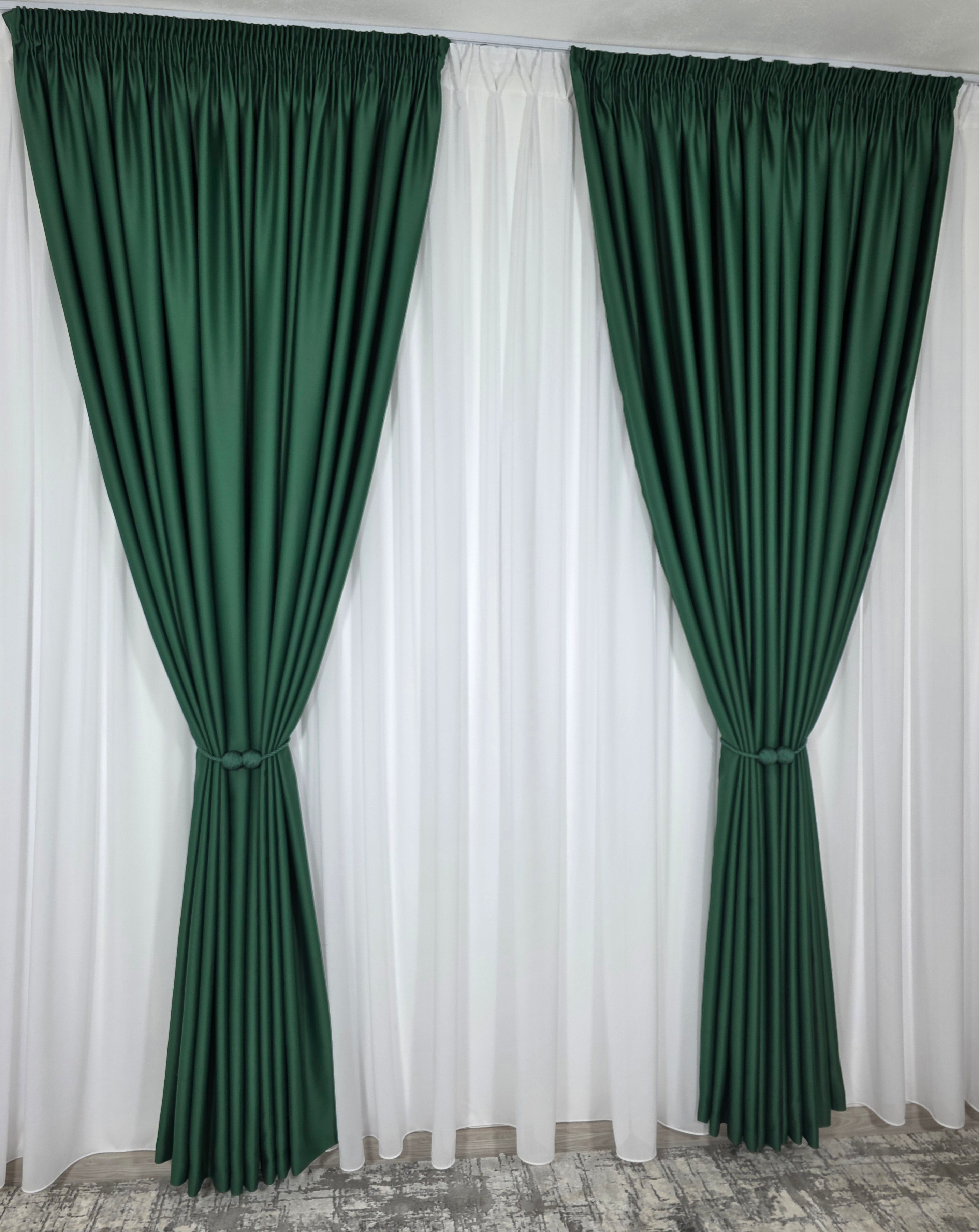 Colectia Blackout: Perdea Matase Alba Si Draperie Verde Smarald Blackout 98%