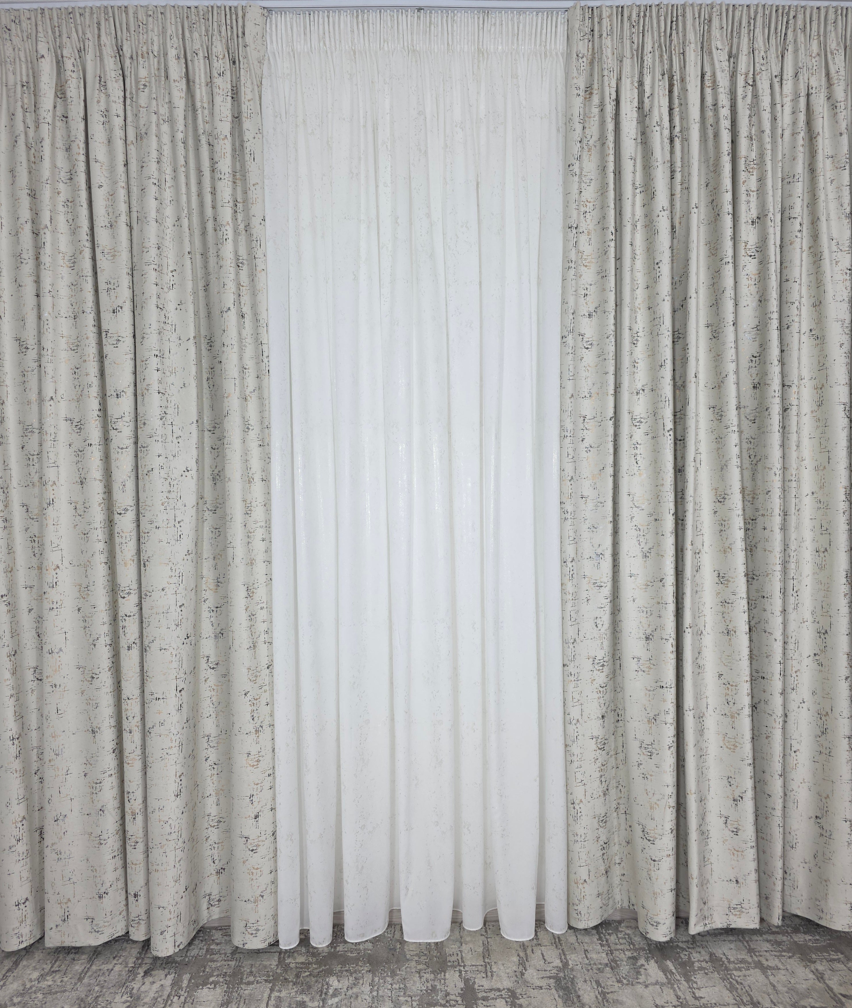 Colectia Royal: Perdea Alba Din Matase Cu Insertii Aurii Varianta 2 Si Draperie Catifea Crem Cu Insertii