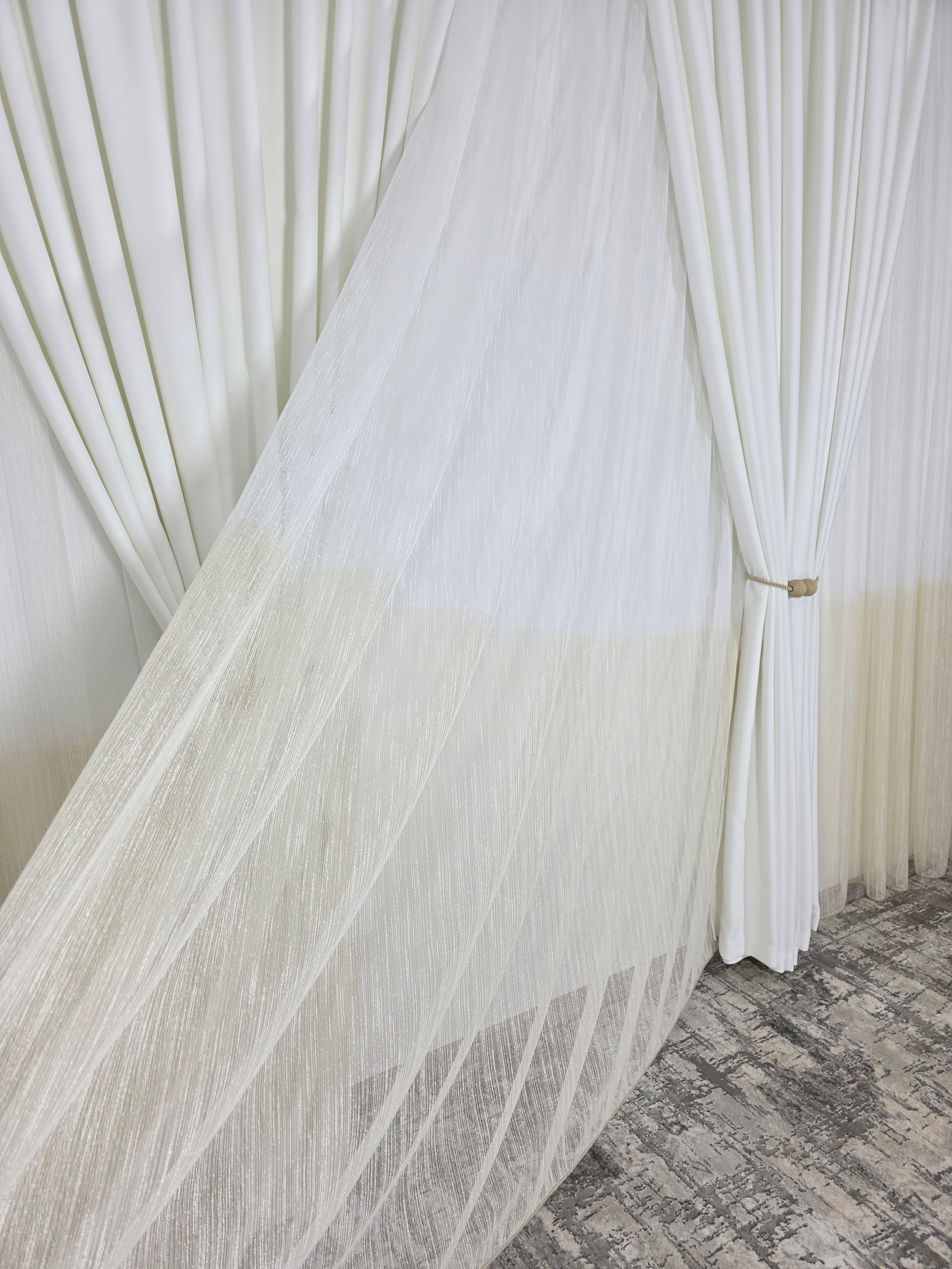 Set Blanca: perdea in doua culori alb-crem tip borangic si draperie blackout alb