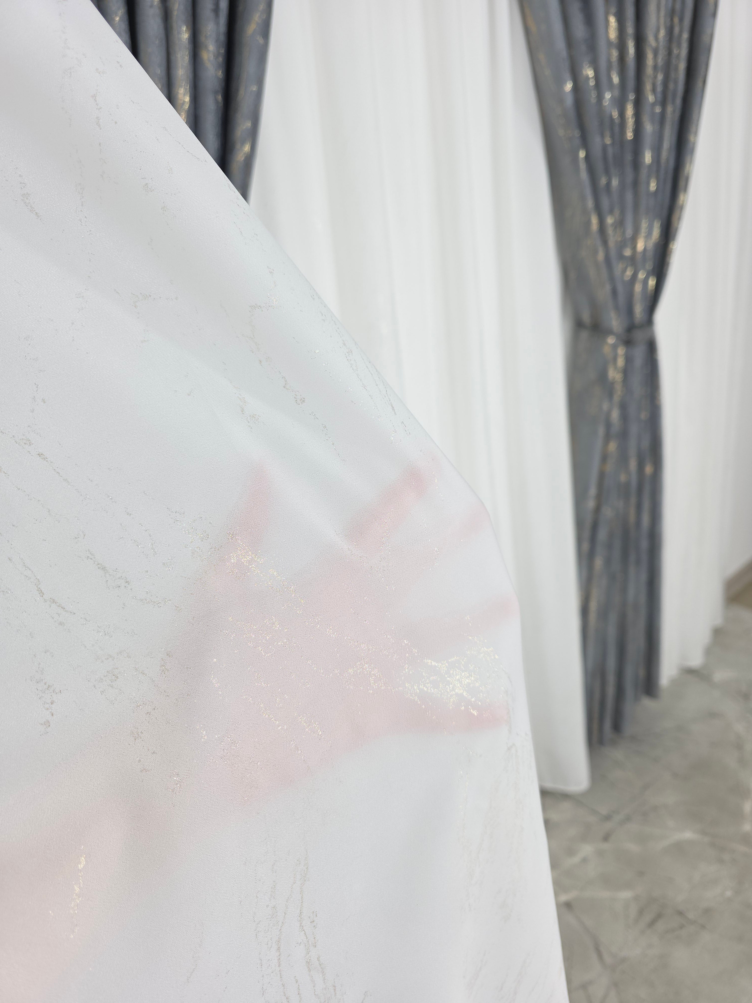 Colectia Venetia: perdea din matase cu insertii aurii varianta 3 si draperie din catifea cu insertii aurii - Gri inchis