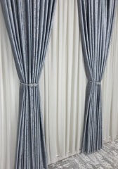 Set Cassandra: Perdea Jorjet Gri Si Draperie Pandantiv Din Catifea Gri Inchis Cu Insertii