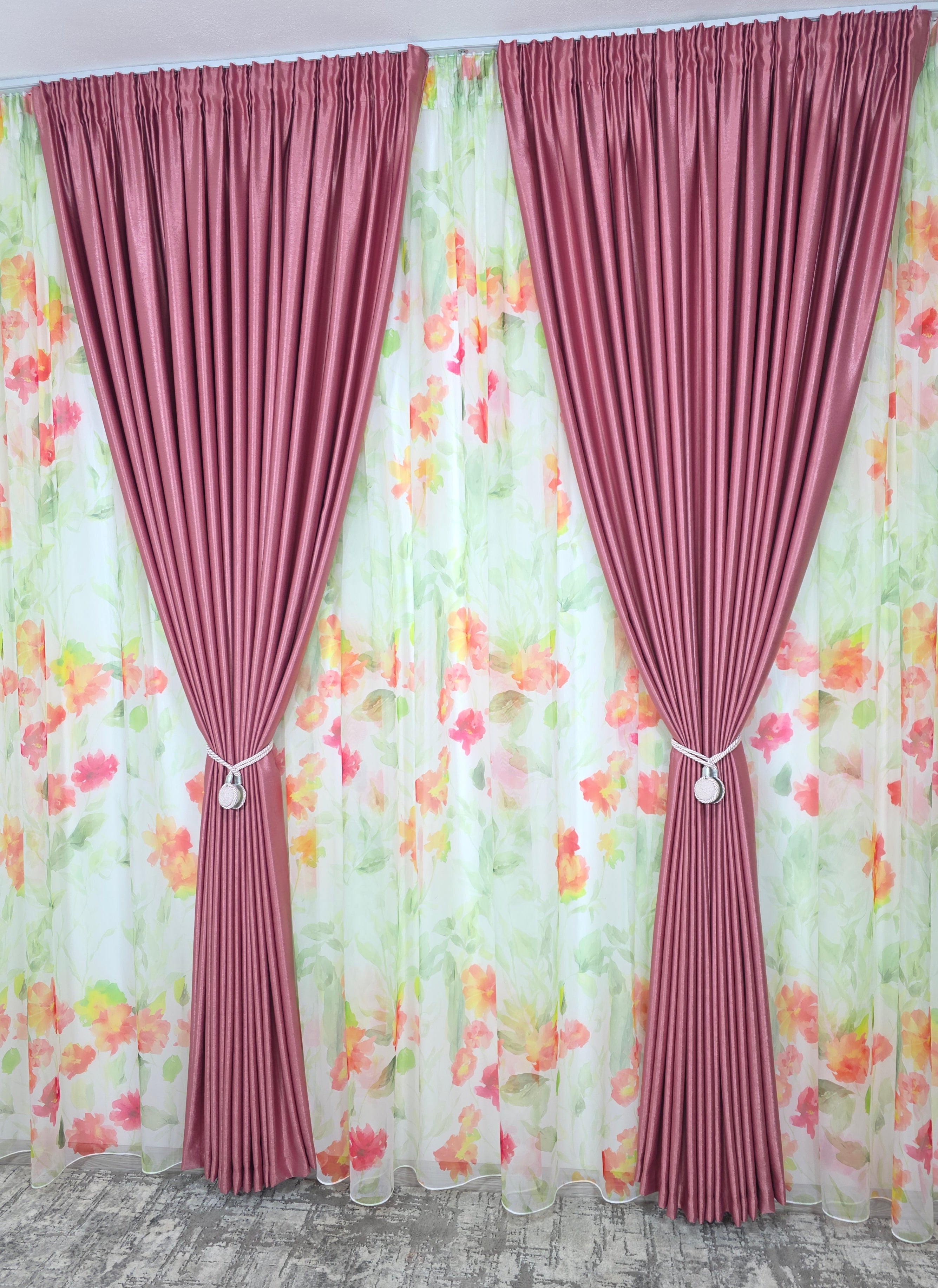Set Petal Roz: Perdea Din Voal Cu Model Floral Si Draperie Soft Roz Semi-Opaca