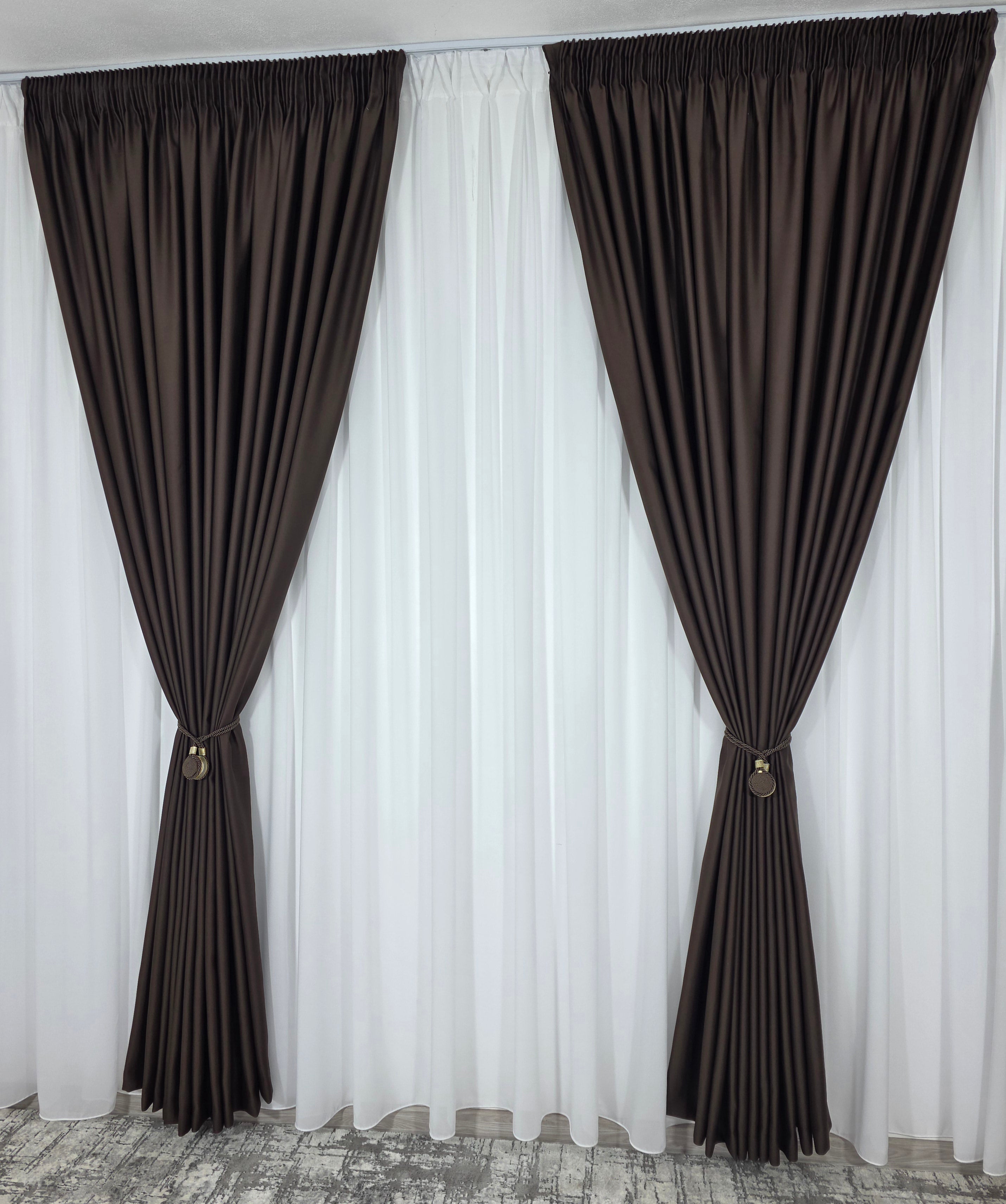 Colectia Blackout: Perdea Matase Alba Si Draperie Maro Blackout 98%