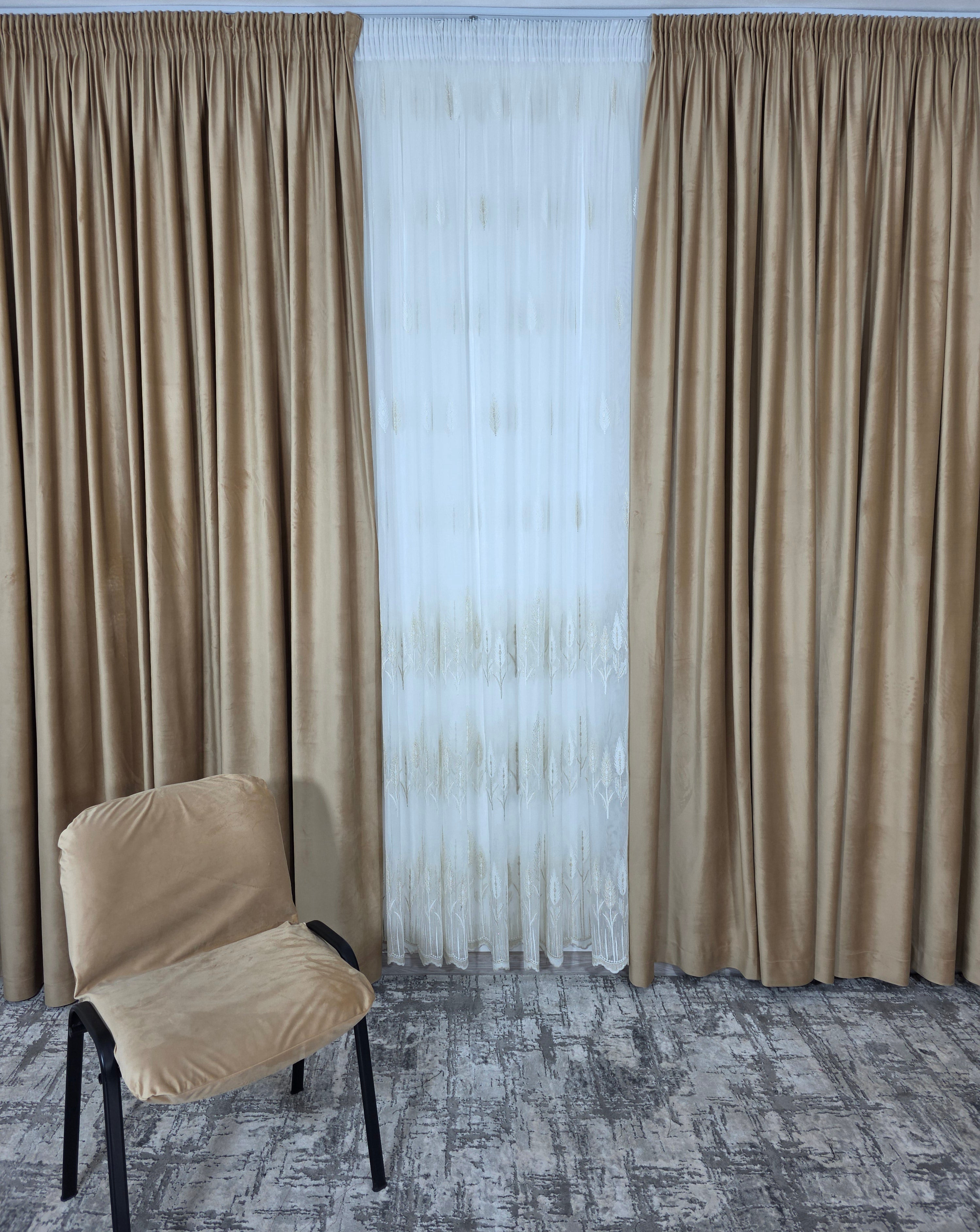 Set Aurora: perdea din bamboo cu broderie crem si draperie din catifea crem-miere