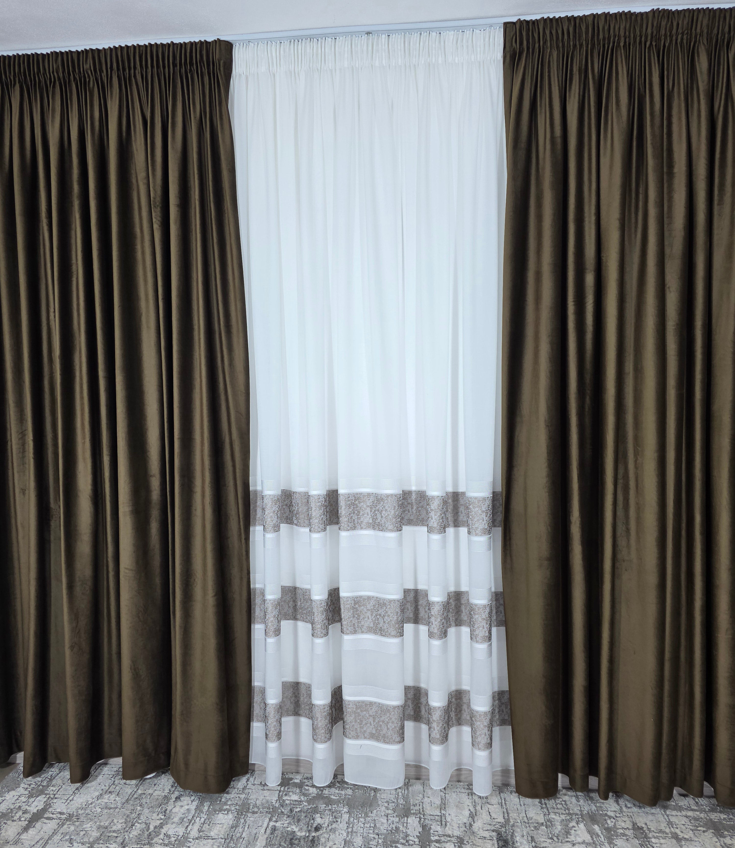 Set Rafaela: perdea din in cristal cu benzi capucino si draperie catifea maro blackout 90%