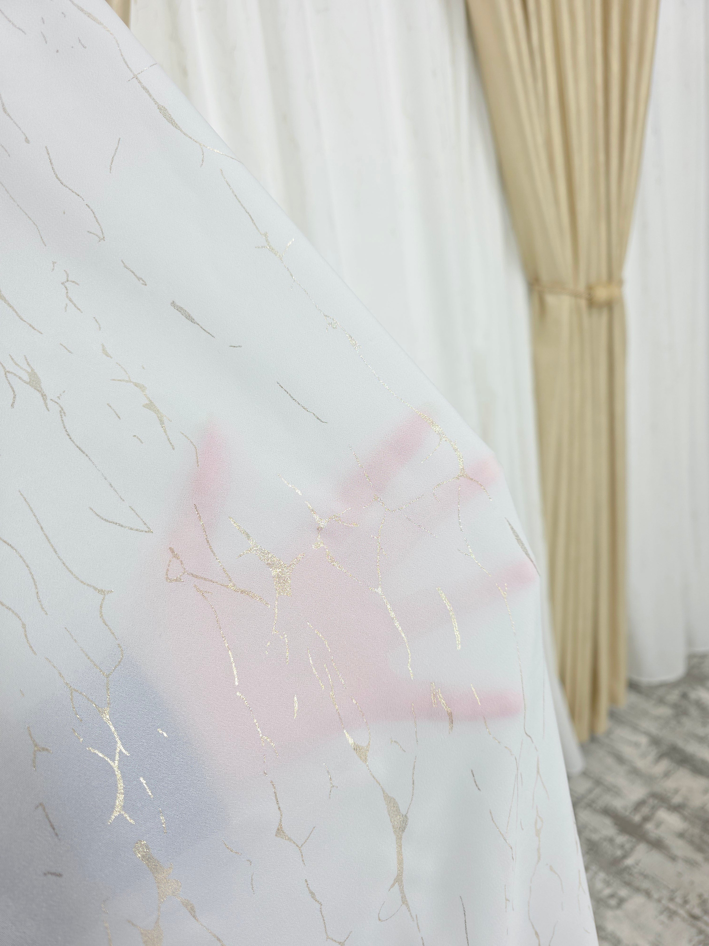 Colectia Valencia: Perdea Alba Din Matase Cu Insertii Aurii Varianta 1 Si Draperie Rolex Catifea Crem Auriu Cu Sclipici Auriu