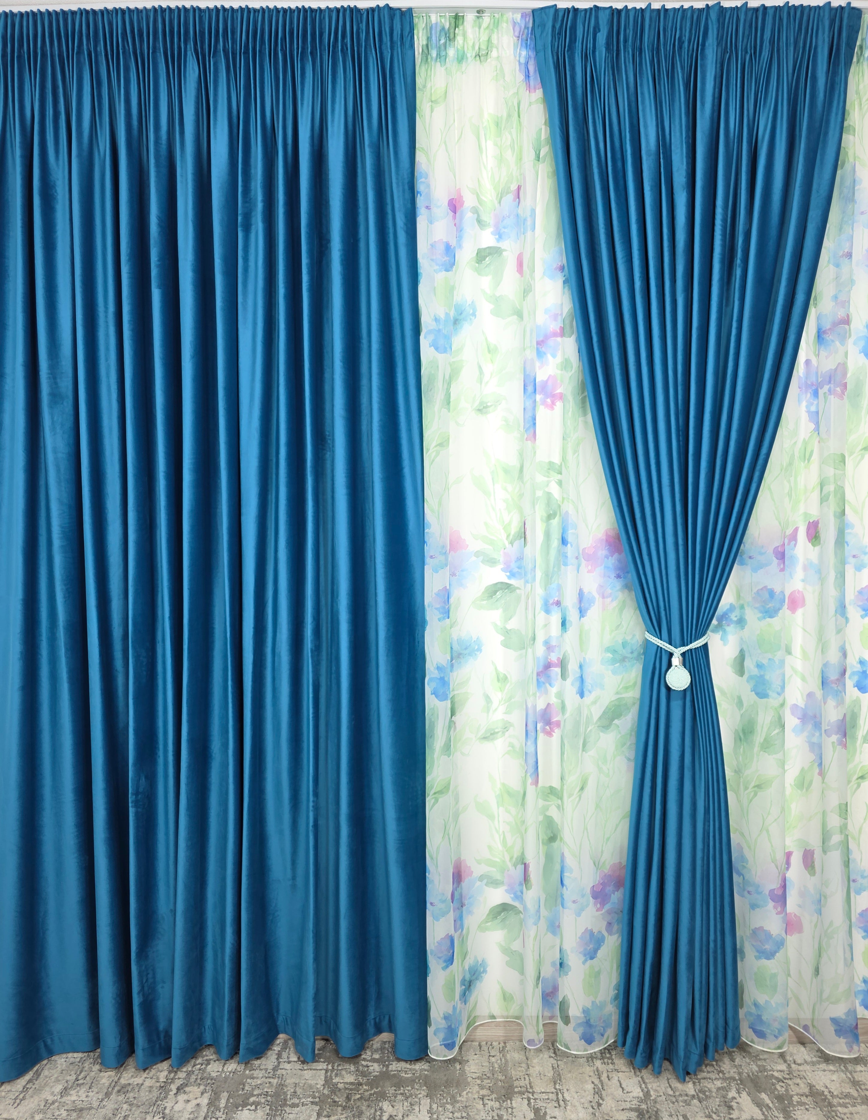Set Val de Azur: Perdea Din Voal Cu Model Floral Si Draperie Catifea Turcoaz