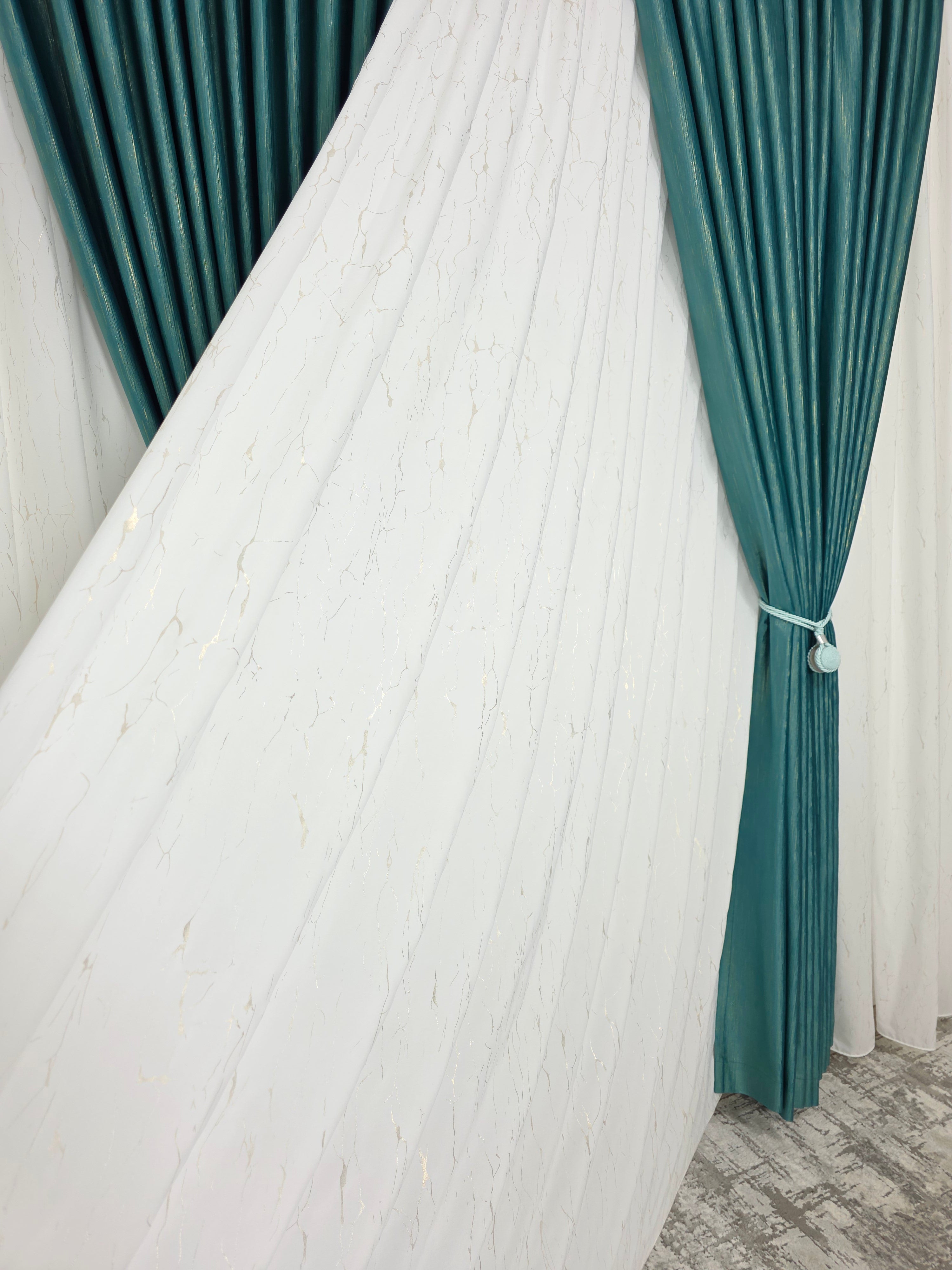 Colectia Valencia: Perdea Alba Din Matase Cu Insertii Aurii Varianta 1 Si Draperie Rolex Catifea Verde Turcoaz Cu Sclipici Auriu