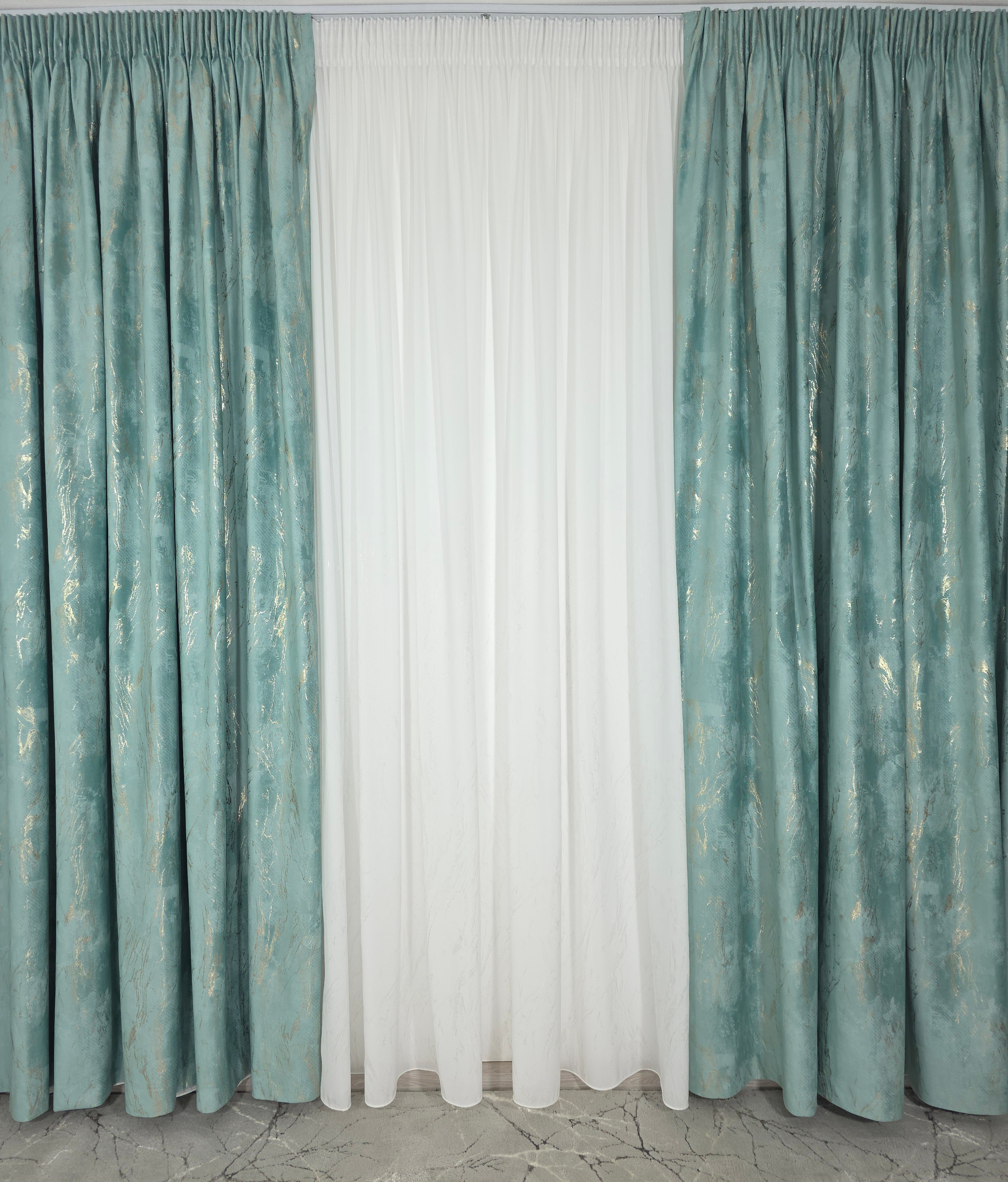 Colectia Venetia: perdea din matase cu insertii aurii varianta 3 si draperie din catifea cu insertii aurii - Verde Menta