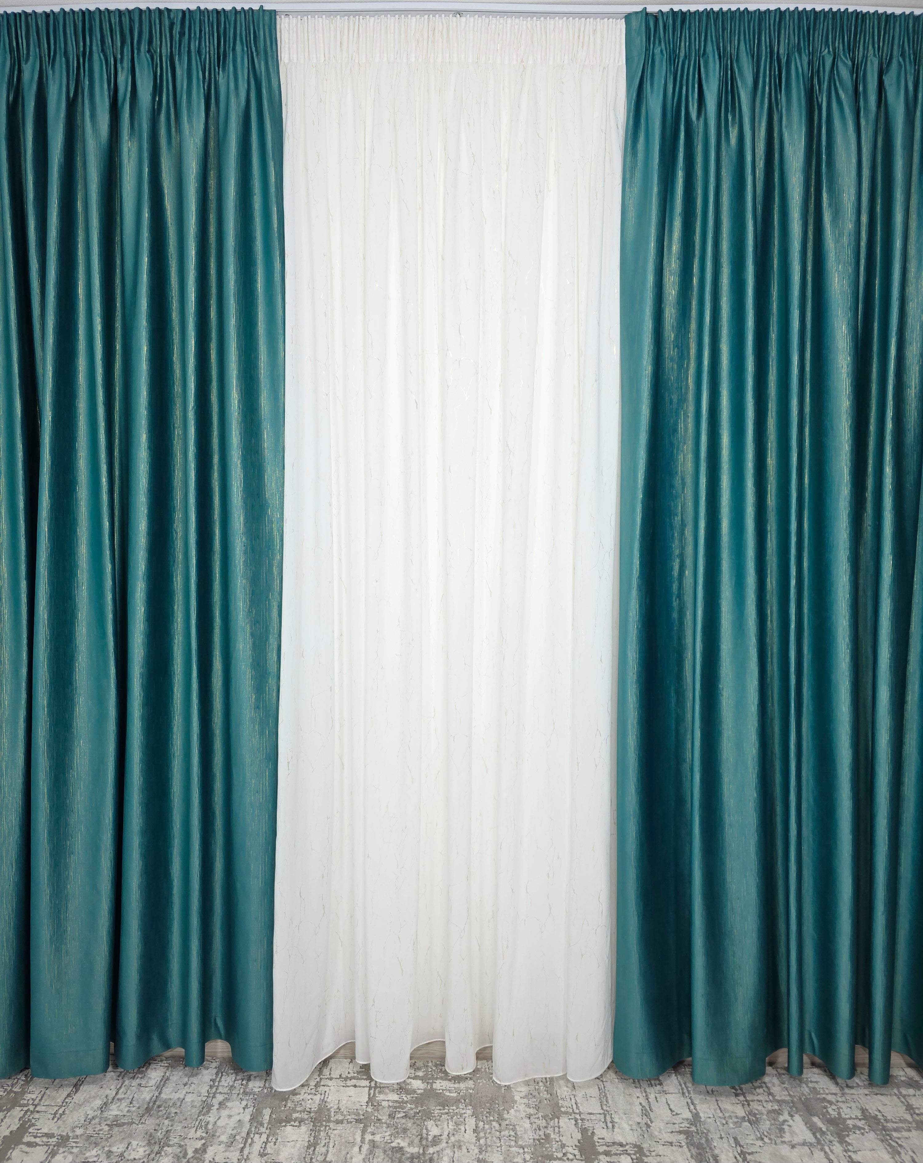 Colectia Valencia: Perdea Alba Din Matase Cu Insertii Aurii Varianta 1 Si Draperie Rolex Catifea Verde Turcoaz Cu Sclipici Auriu