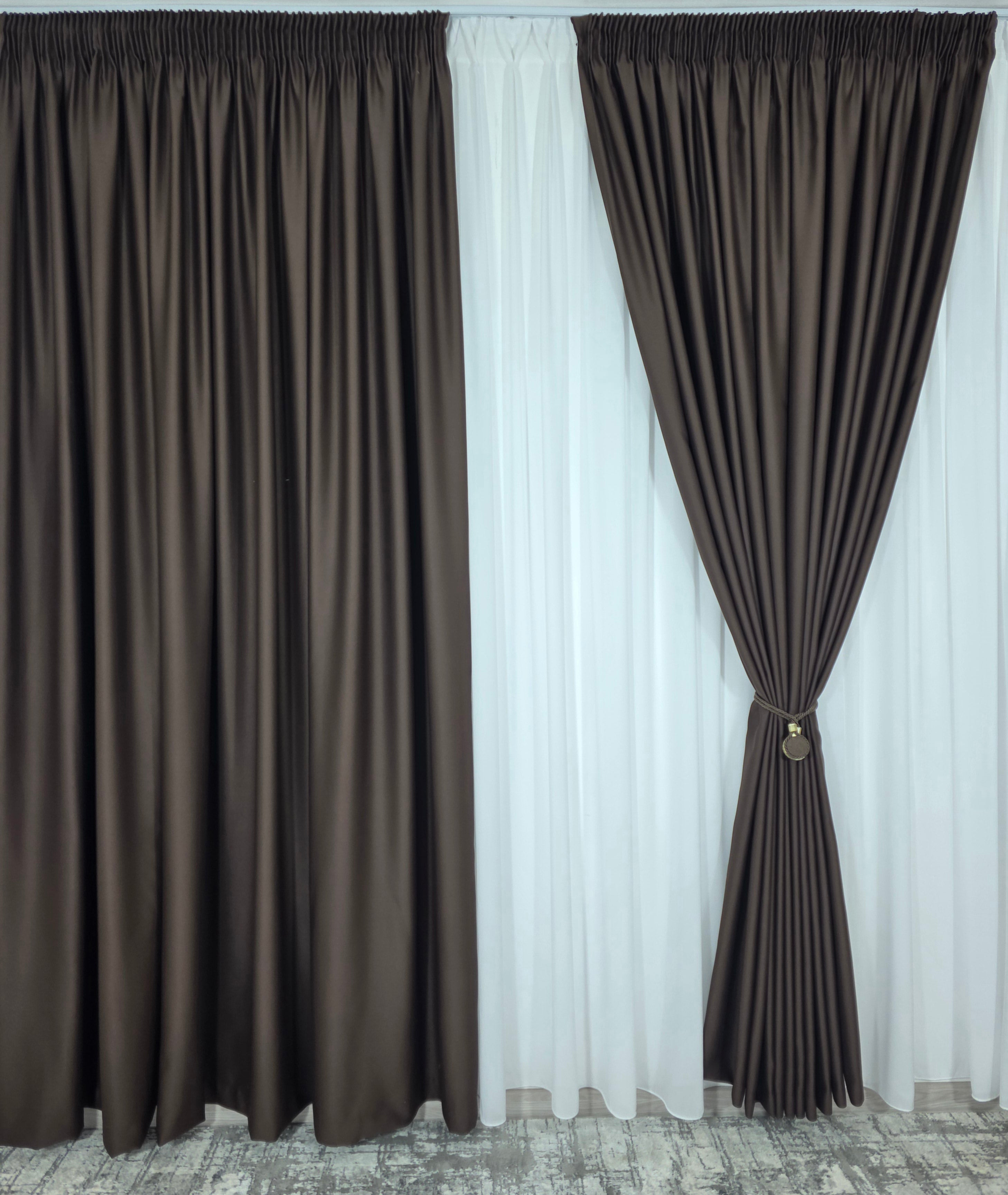 Colectia Blackout: Perdea Matase Alba Si Draperie Maro Blackout 98%