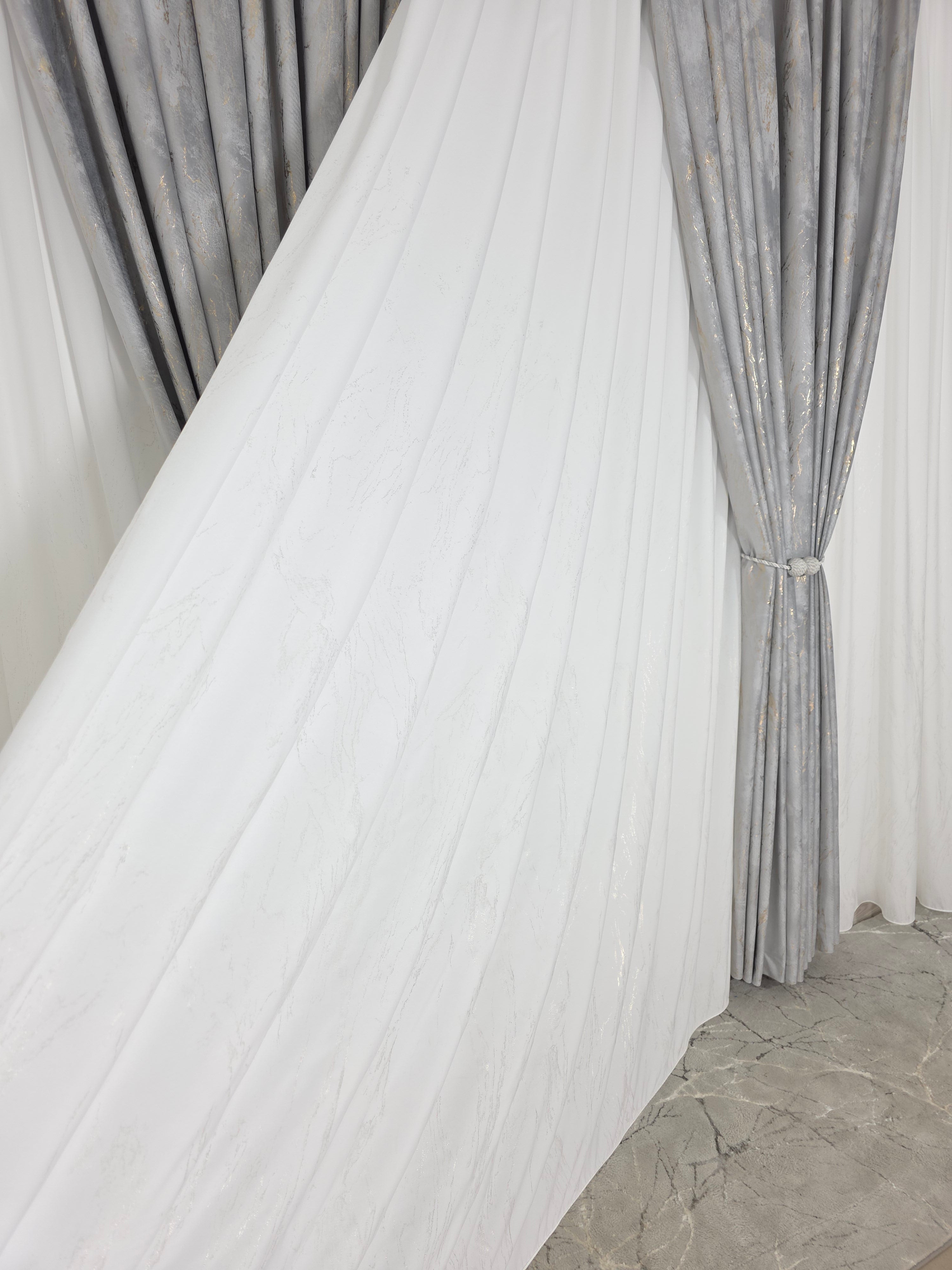 Colectia Venetia: perdea din matase cu insertii aurii varianta 3 si draperie din catifea cu insertii aurii - Gri deschis