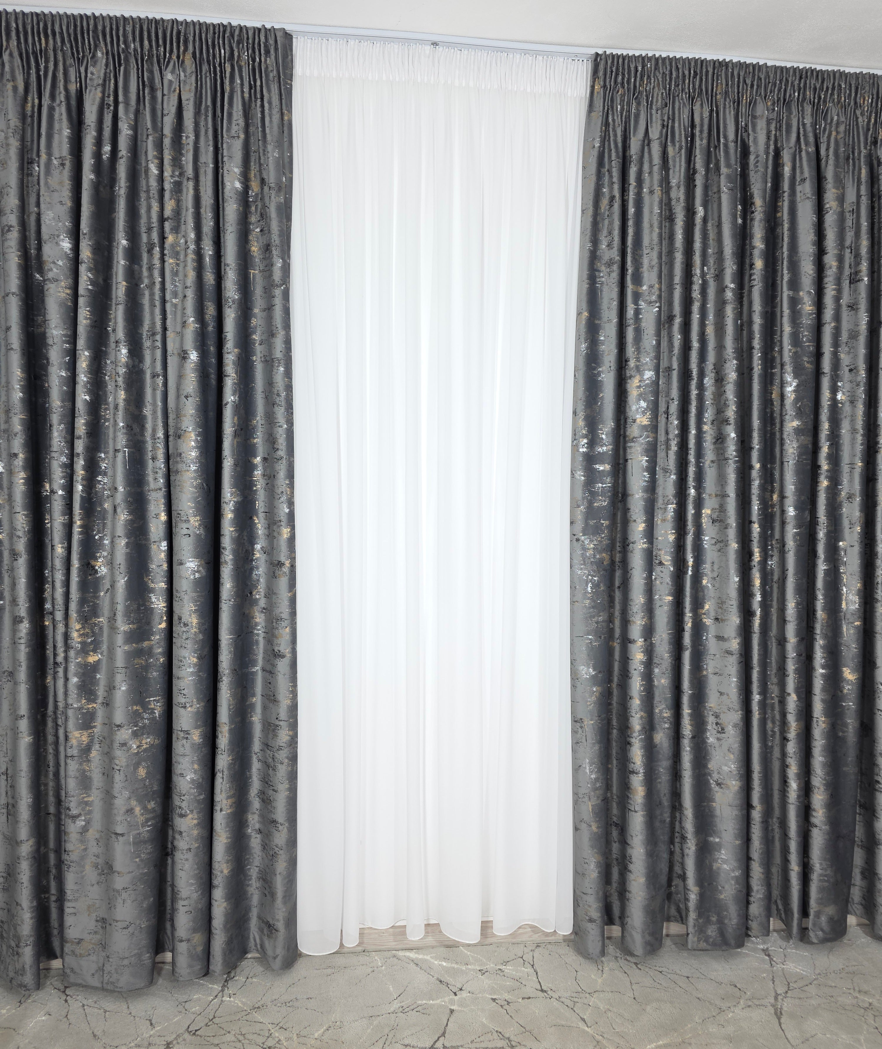 Colectia Elegance: Perdea Voal Premium Si Draperie Catifea Gri Inchis Cu Insertii model Golden