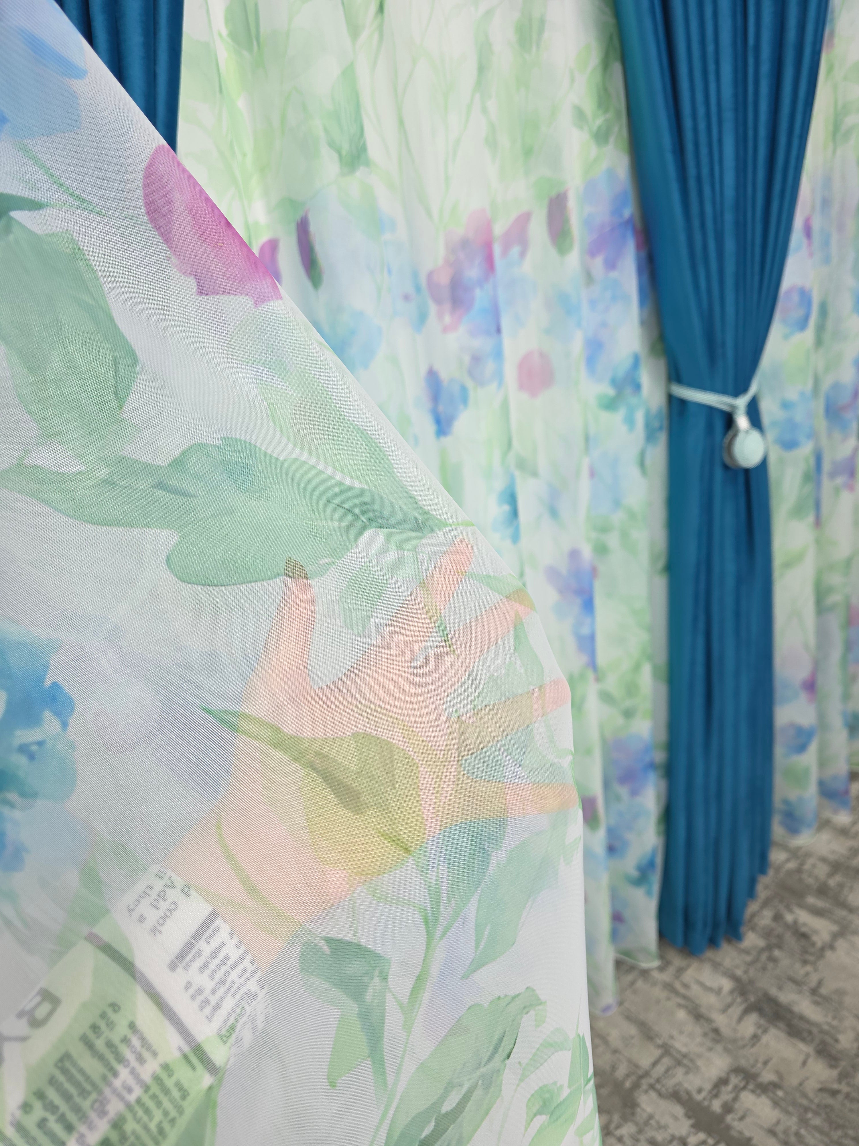 Set Val de Azur: Perdea Din Voal Cu Model Floral Si Draperie Catifea Turcoaz
