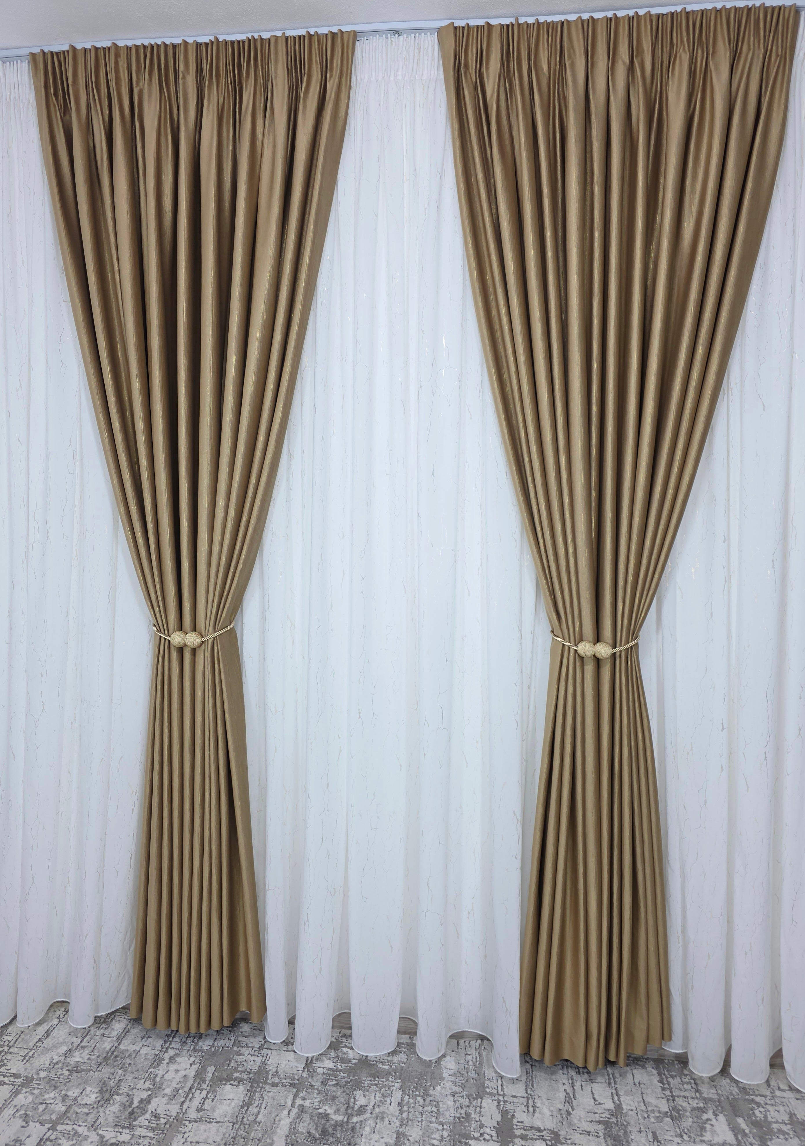 Colectia Valencia: Perdea Alba Din Matase Cu Insertii Aurii Varianta 1 Si Draperie Rolex Catifea Capucino Cu Sclipici Auriu