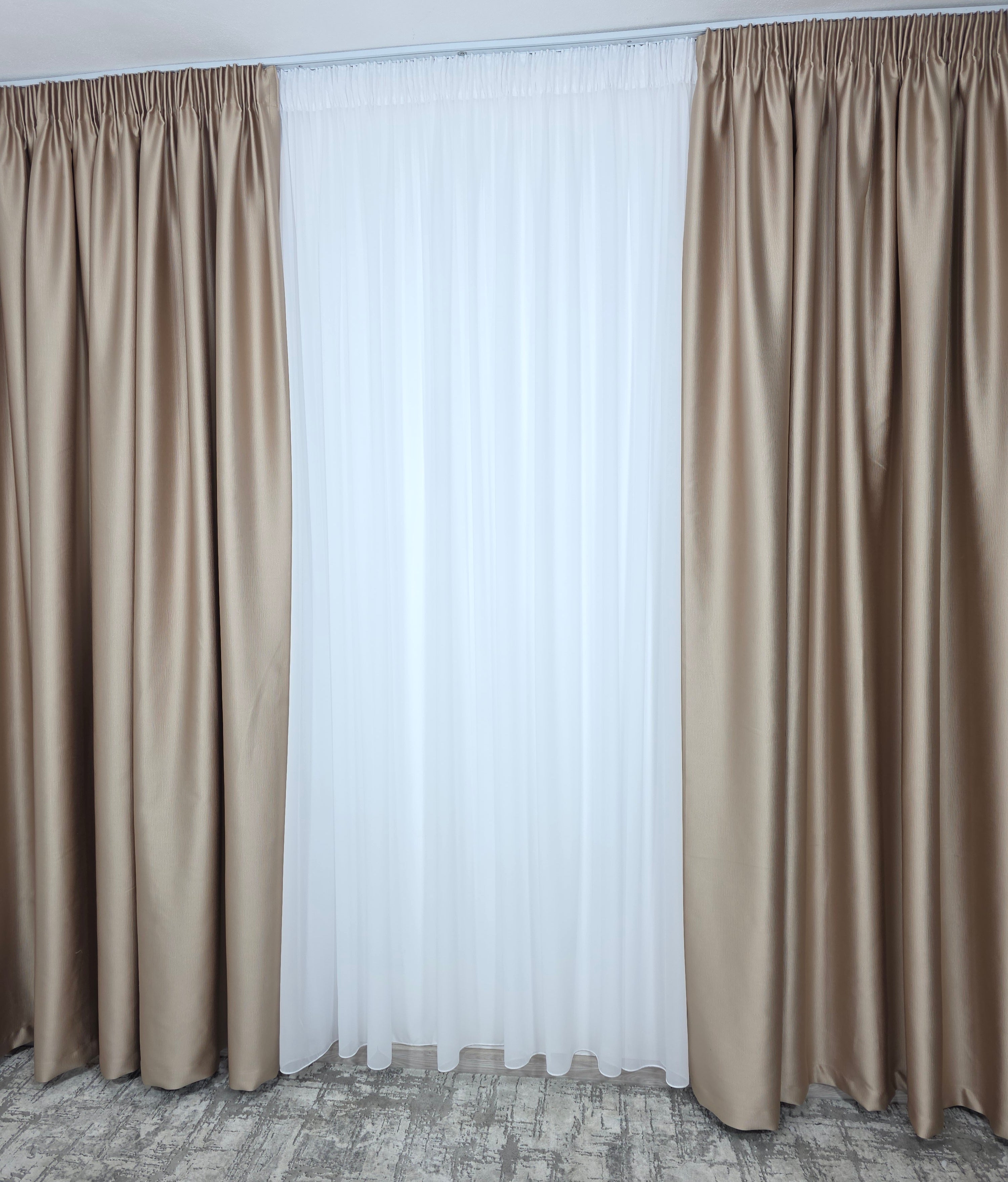 Colectia Noapte-Zi: Perdea voal alb premium si Draperie Paris blackout 100% opaca pe culoarea capucino