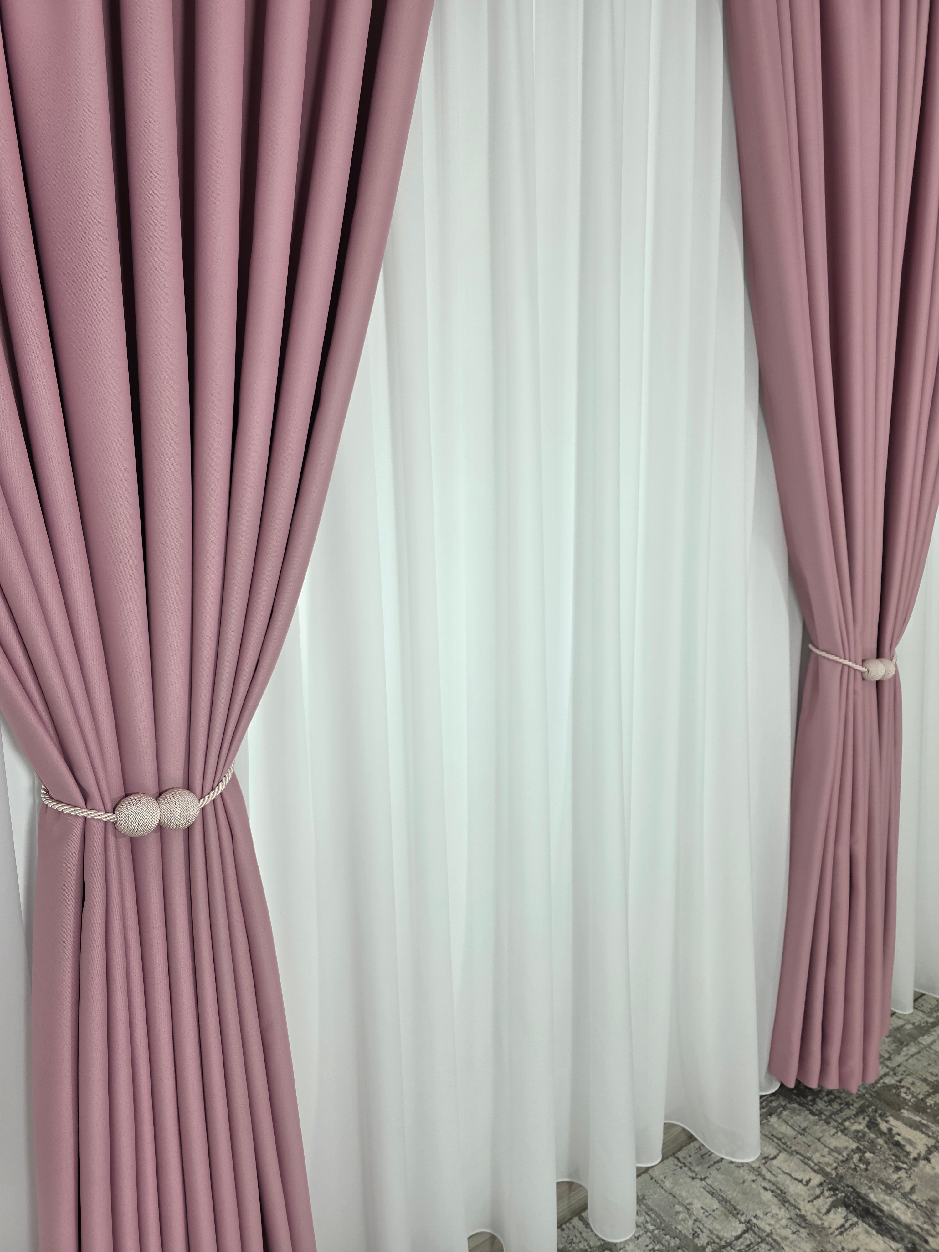 Colectia Blackout: Perdea Matase Alba Si Draperie Roz Blackout 98%