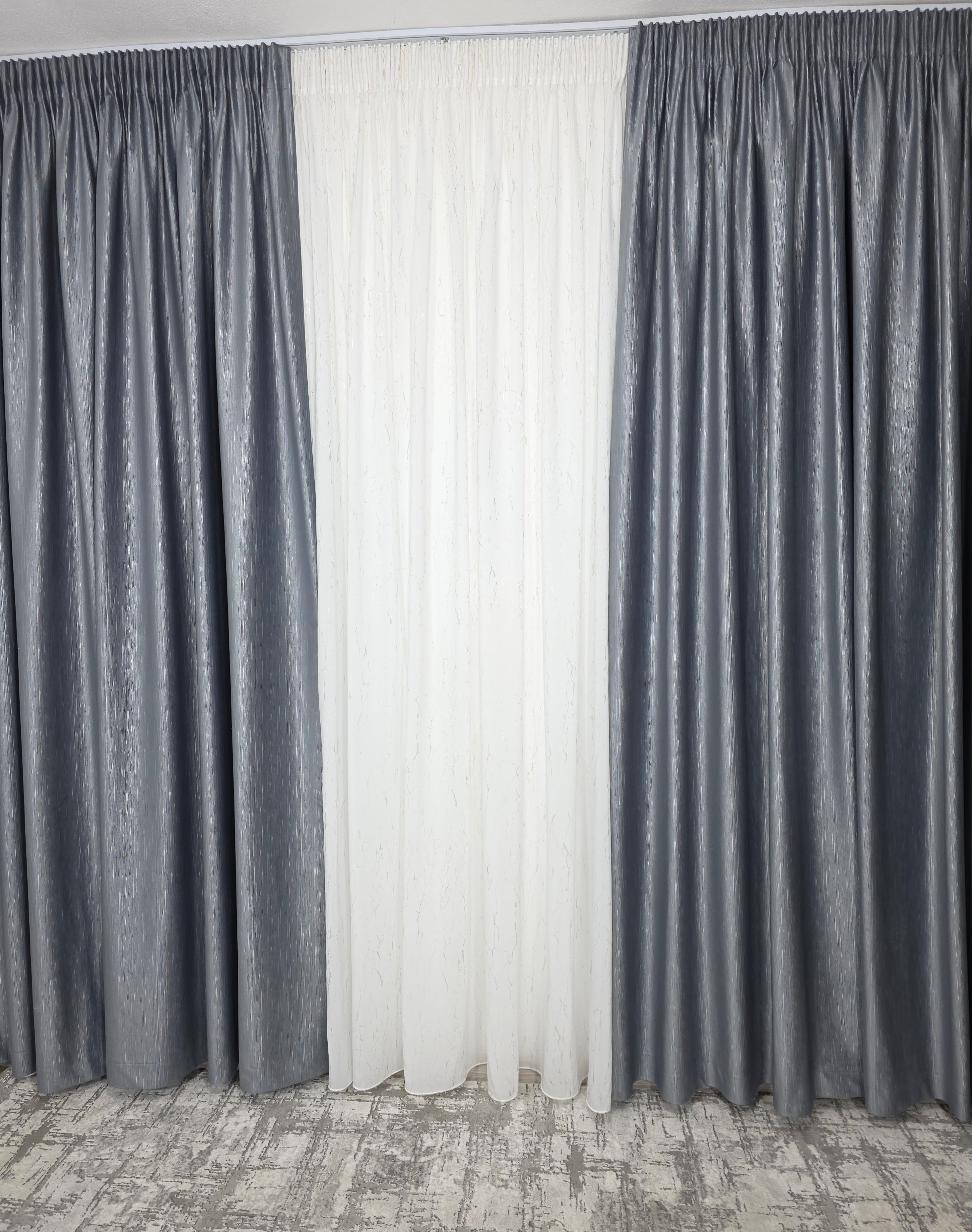 Colectia Valencia: Perdea Alba Din Matase Cu Insertii Aurii Varianta 1 Si Draperie Rolex Catifea Gri Cu Sclipici Auriu