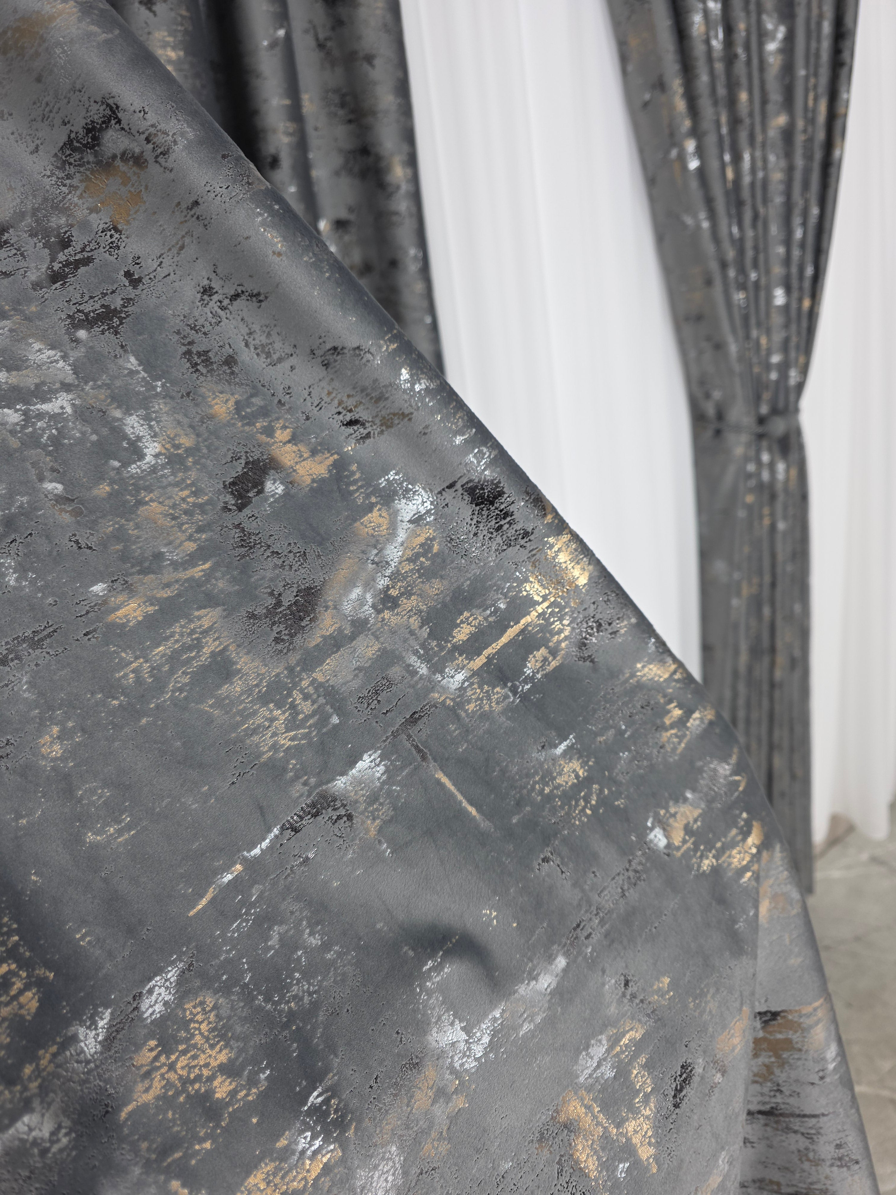 Colectia Elegance: Perdea Voal Premium Si Draperie Catifea Gri Inchis Cu Insertii model Golden