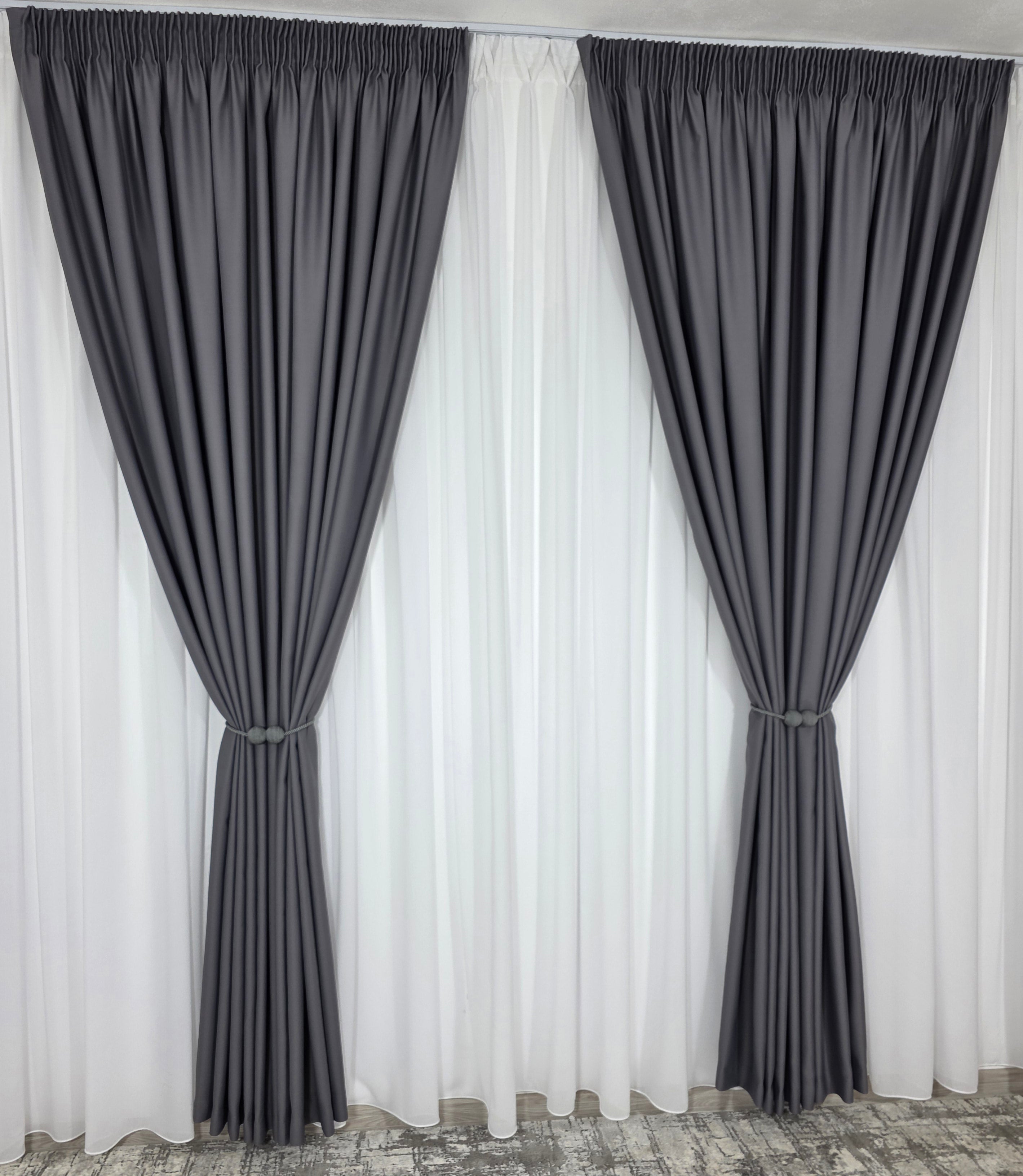 Colectia Blackout: Perdea Matase Alba Si Draperie Gri Inchis Blackout 98%
