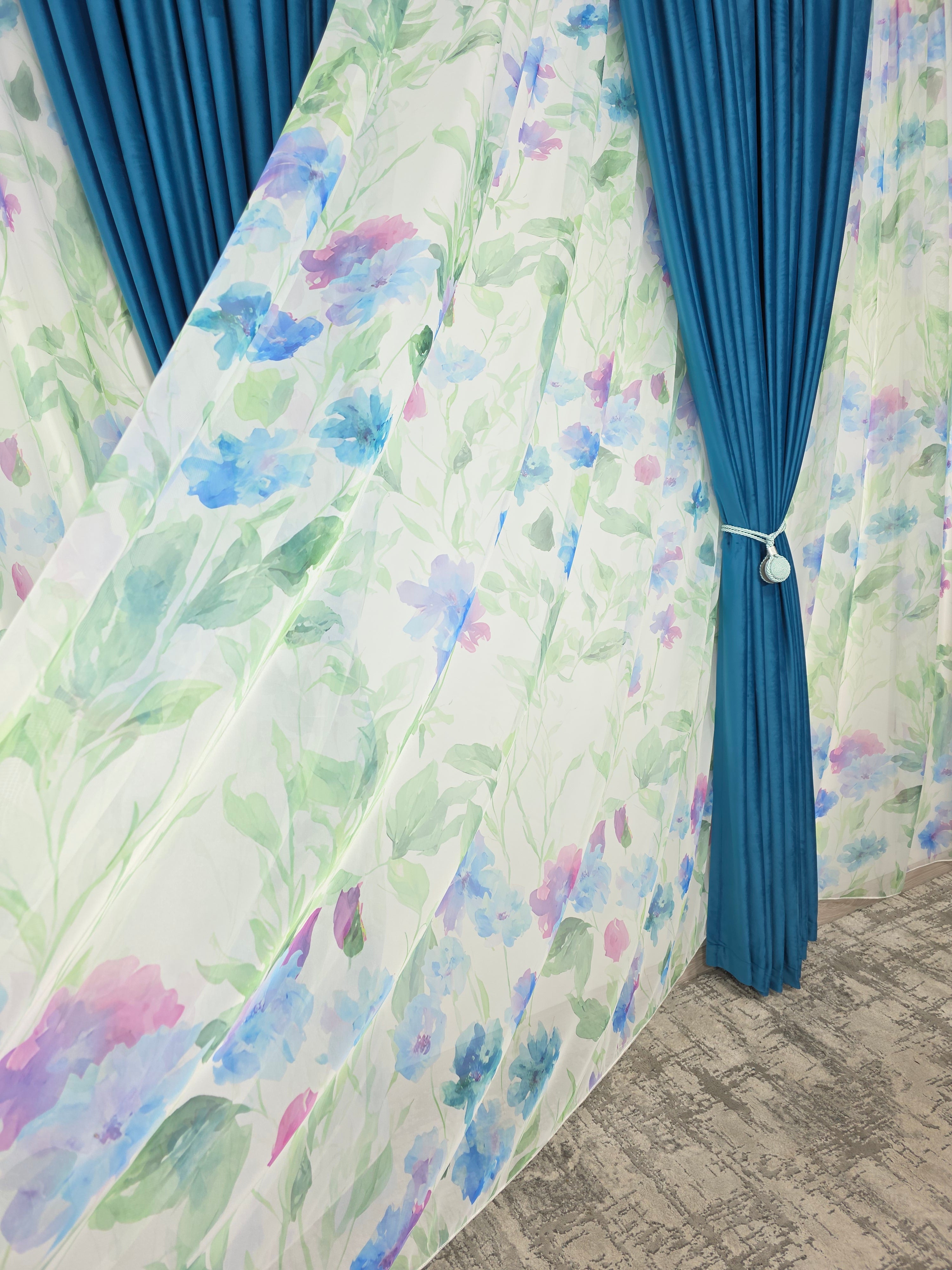 Set Val de Azur: Perdea Din Voal Cu Model Floral Si Draperie Catifea Turcoaz