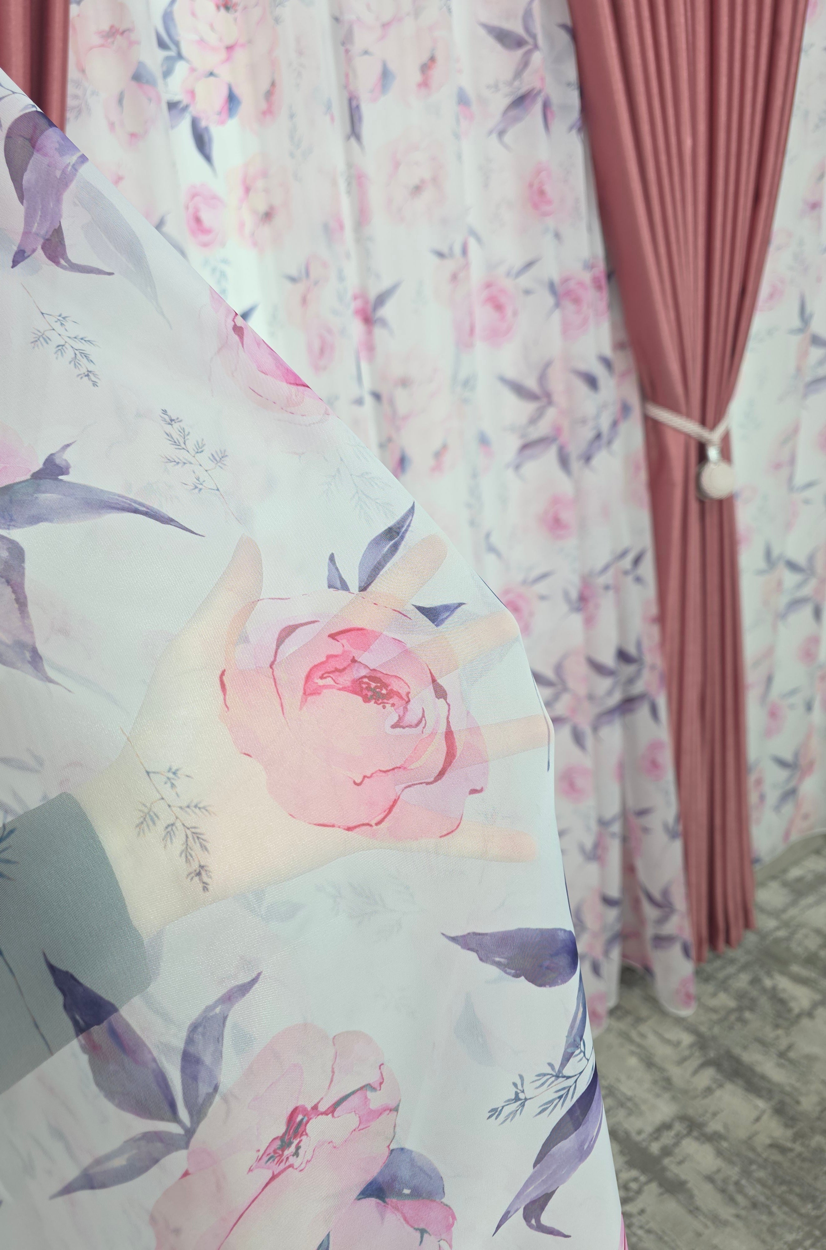 Set Gradina Reginei: Perdea Din Voal Cu Model Floral Si Draperie Soft Roz Semi-Opaca