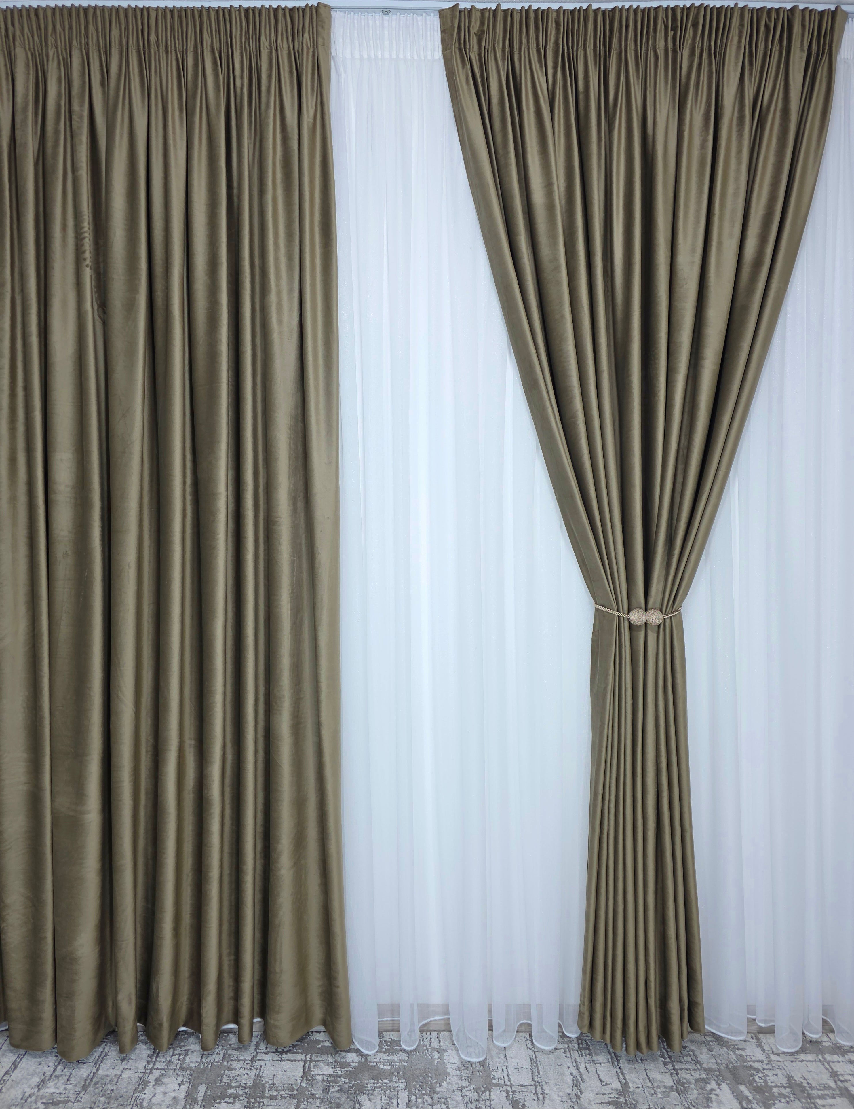 Set Anda: Perdea Alba Cu Sidef Si Draperie Catifea Ciocolata Calda Blackout 90%