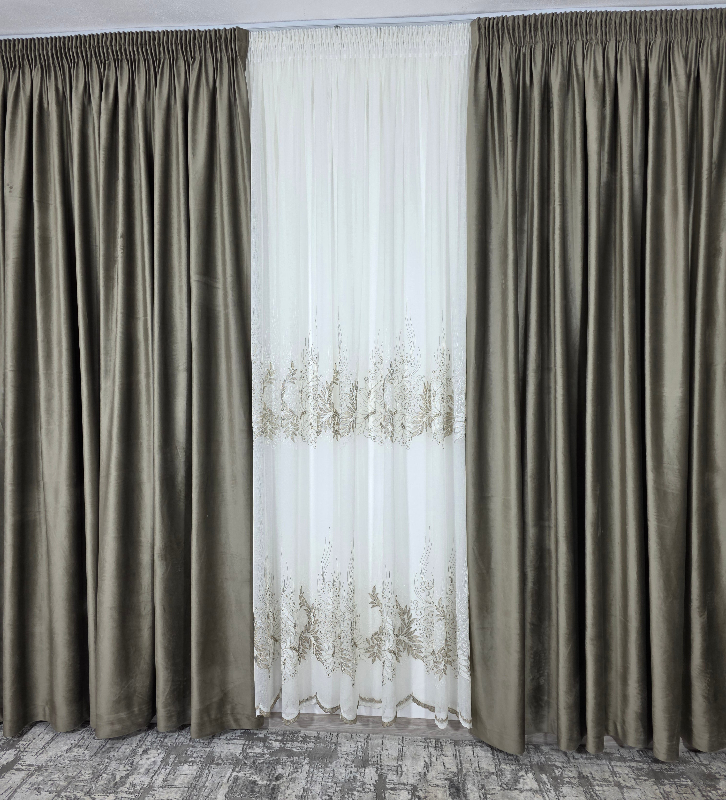 Set Amelia: perdea ivoire din in gros cu broderie bej si draperie din catifea bej inchis