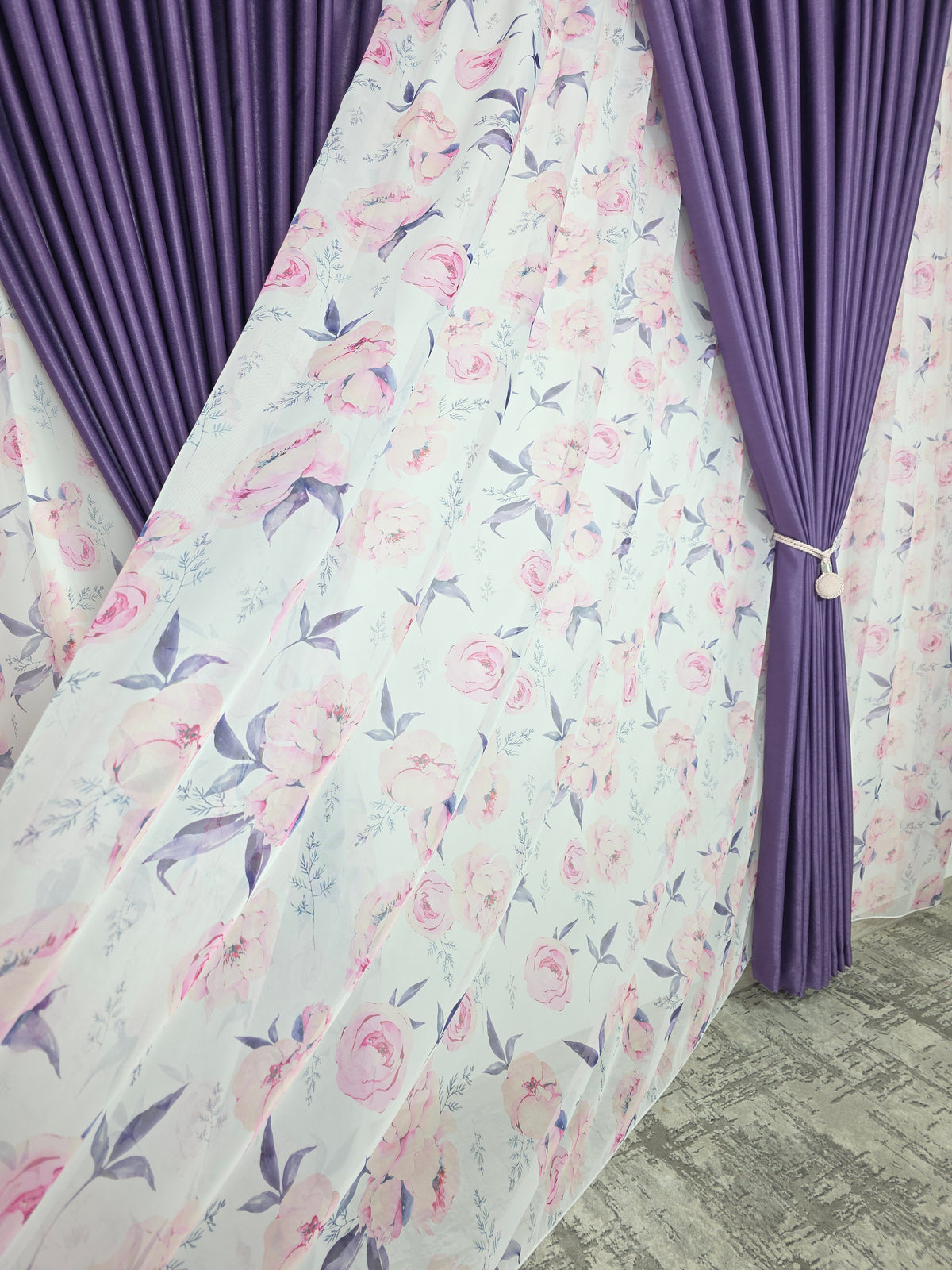 Set Gratiela: Perdea Din Voal Cu Model Floral Si Draperie Soft Mov Semi-Opaca