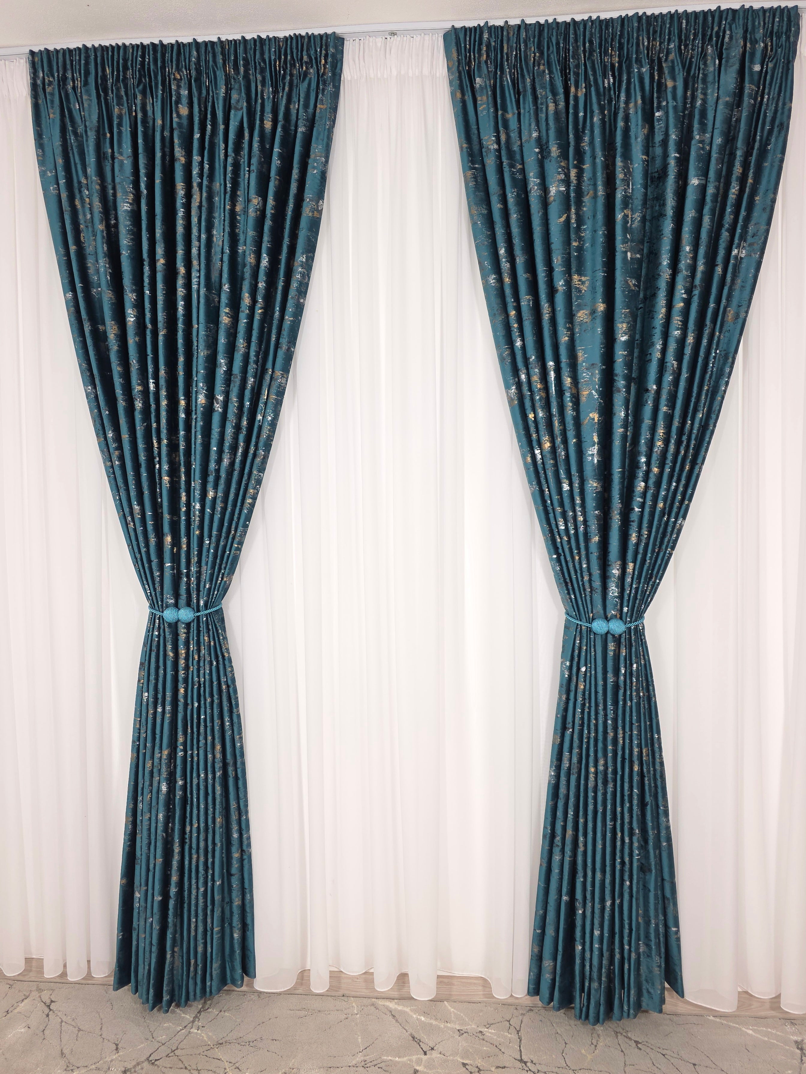 Colectia Elegance: Perdea Voal Premium Si Draperie Catifea Turcoaz Cu Insertii model Golden