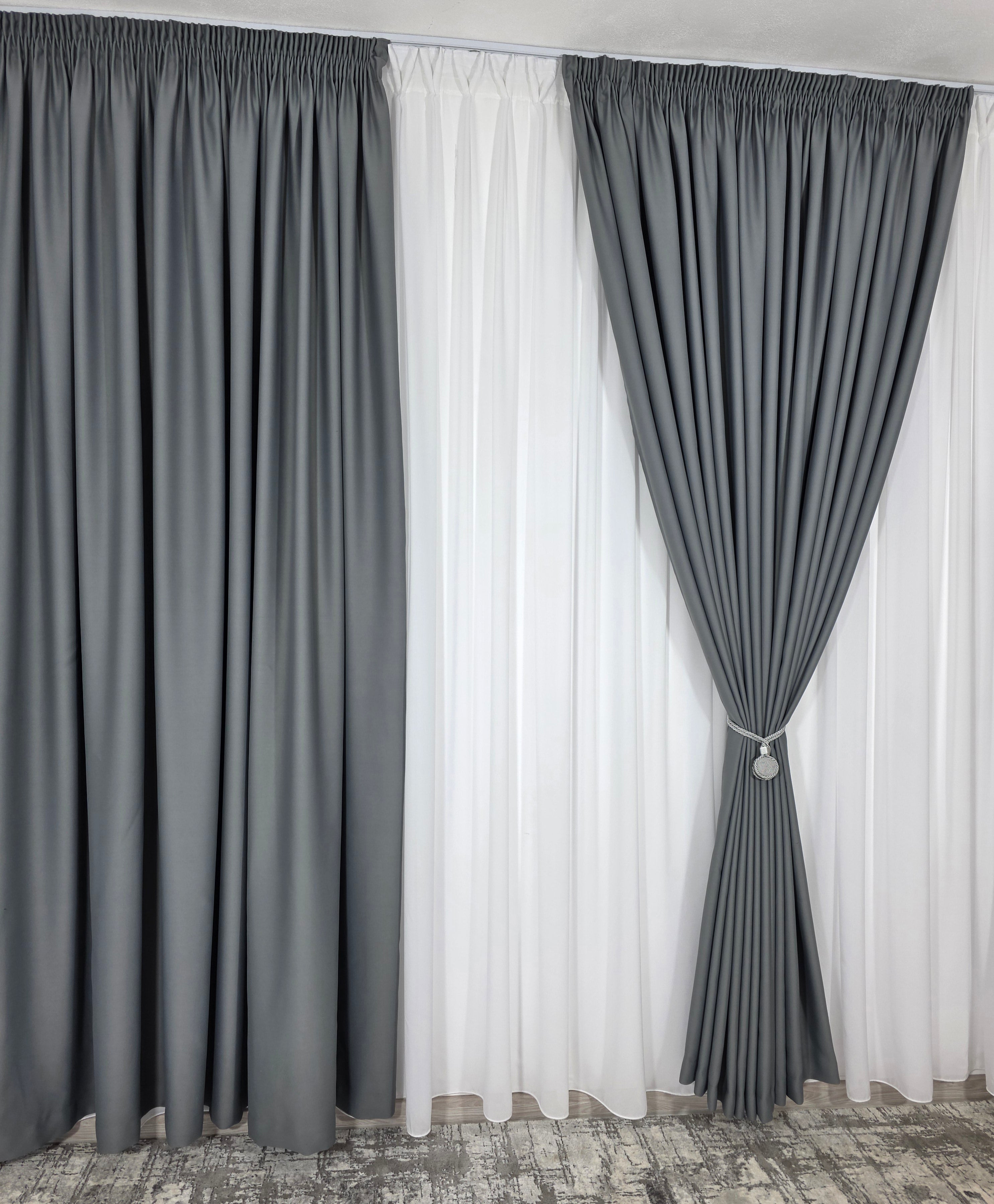 Colectia Blackout: Perdea Matase Alba Si Draperie Gri Mediu Blackout 98%
