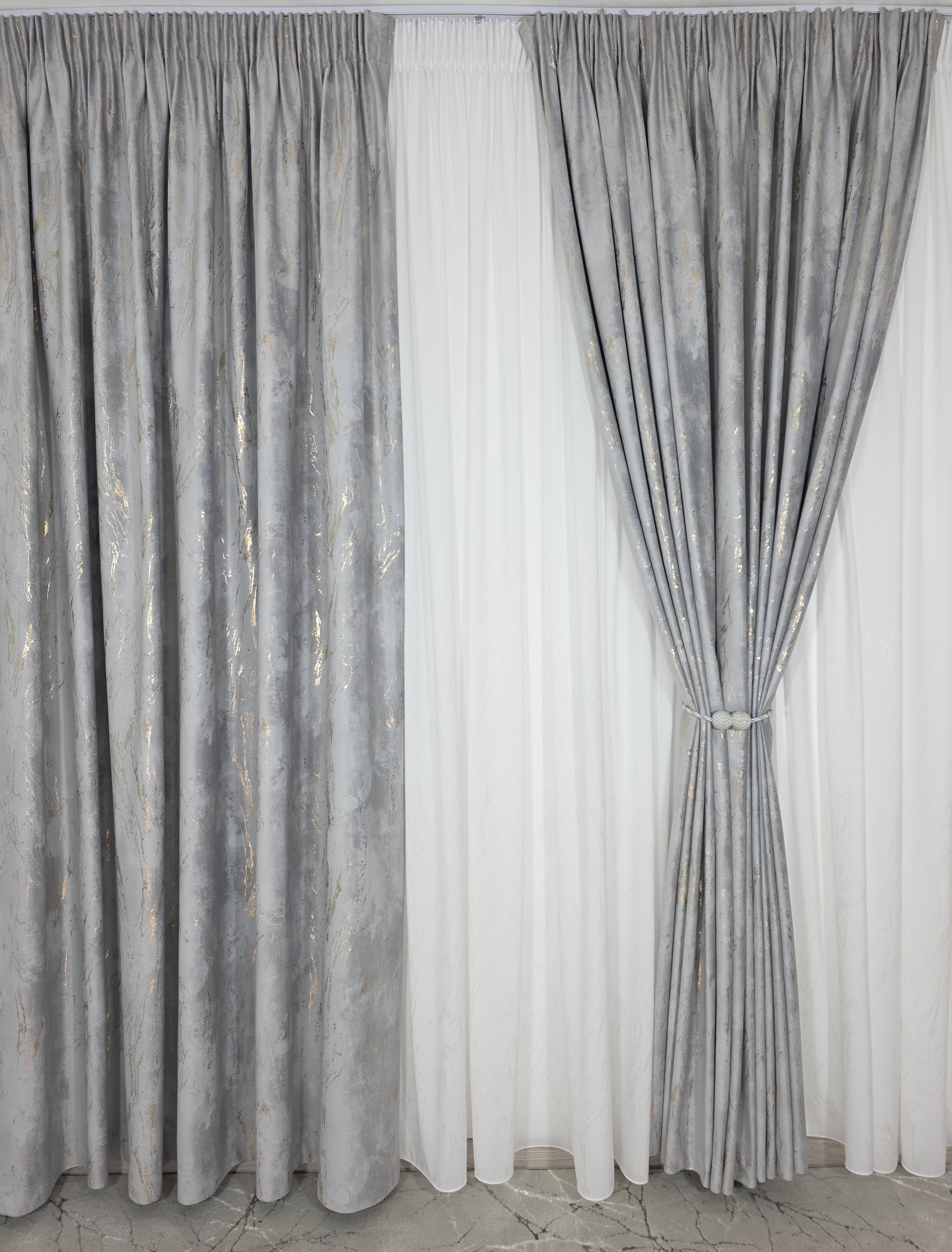 Colectia Venetia: perdea din matase cu insertii aurii varianta 3 si draperie din catifea cu insertii aurii - Gri deschis