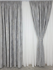 Colectia Milano – Perdea din Matase cu Insertii Aurii si Draperie Catifea Gri Deschis cu Insertii Aurii – Ideal pentru Livinguri Luminoase cu Canapele Crem, Mobilier Alb si Accente Aurii – Confectionat pe Comanda