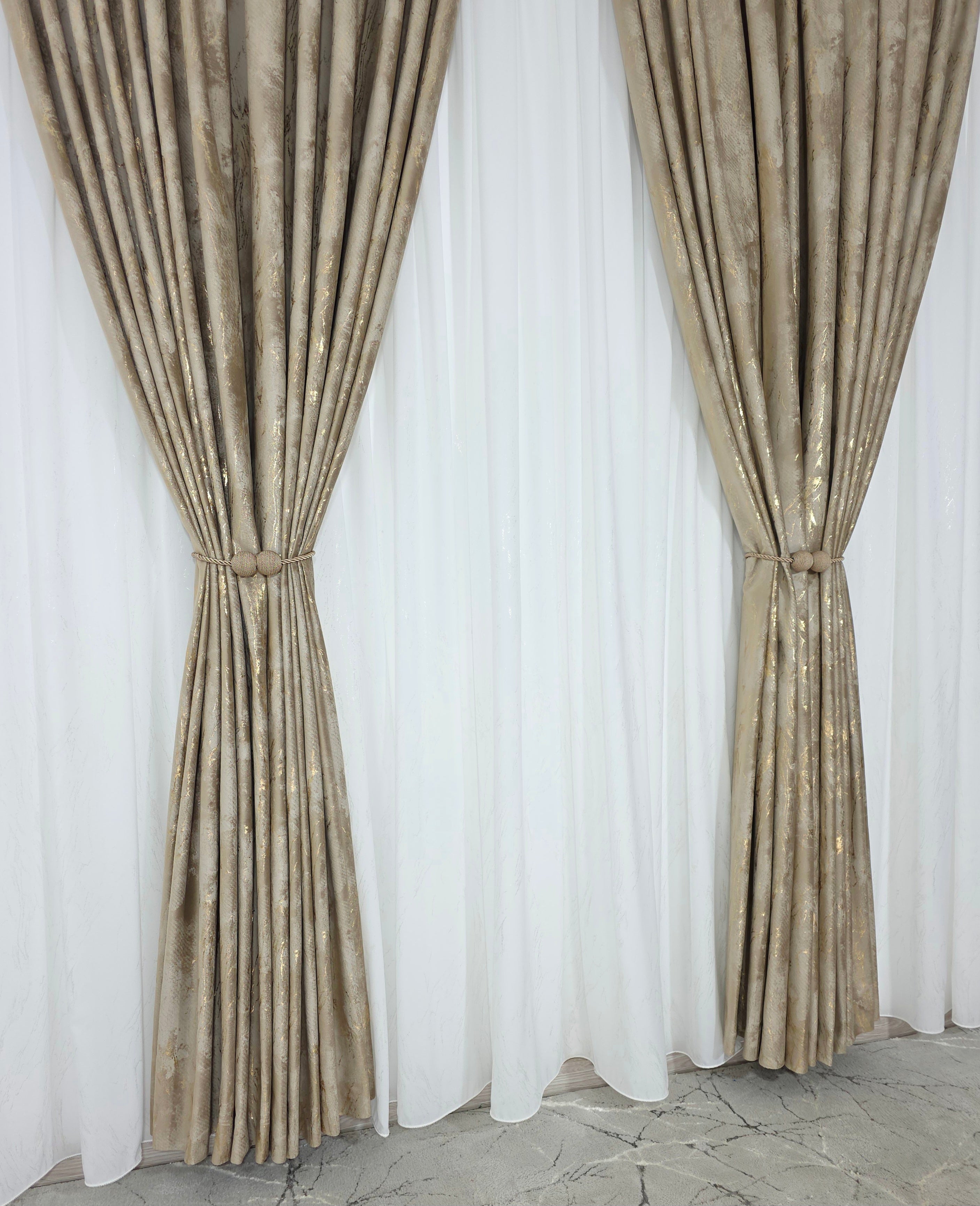 Colectia Venetia: perdea din matase cu insertii aurii varianta 3 si draperie din catifea cu insertii aurii - Auriu