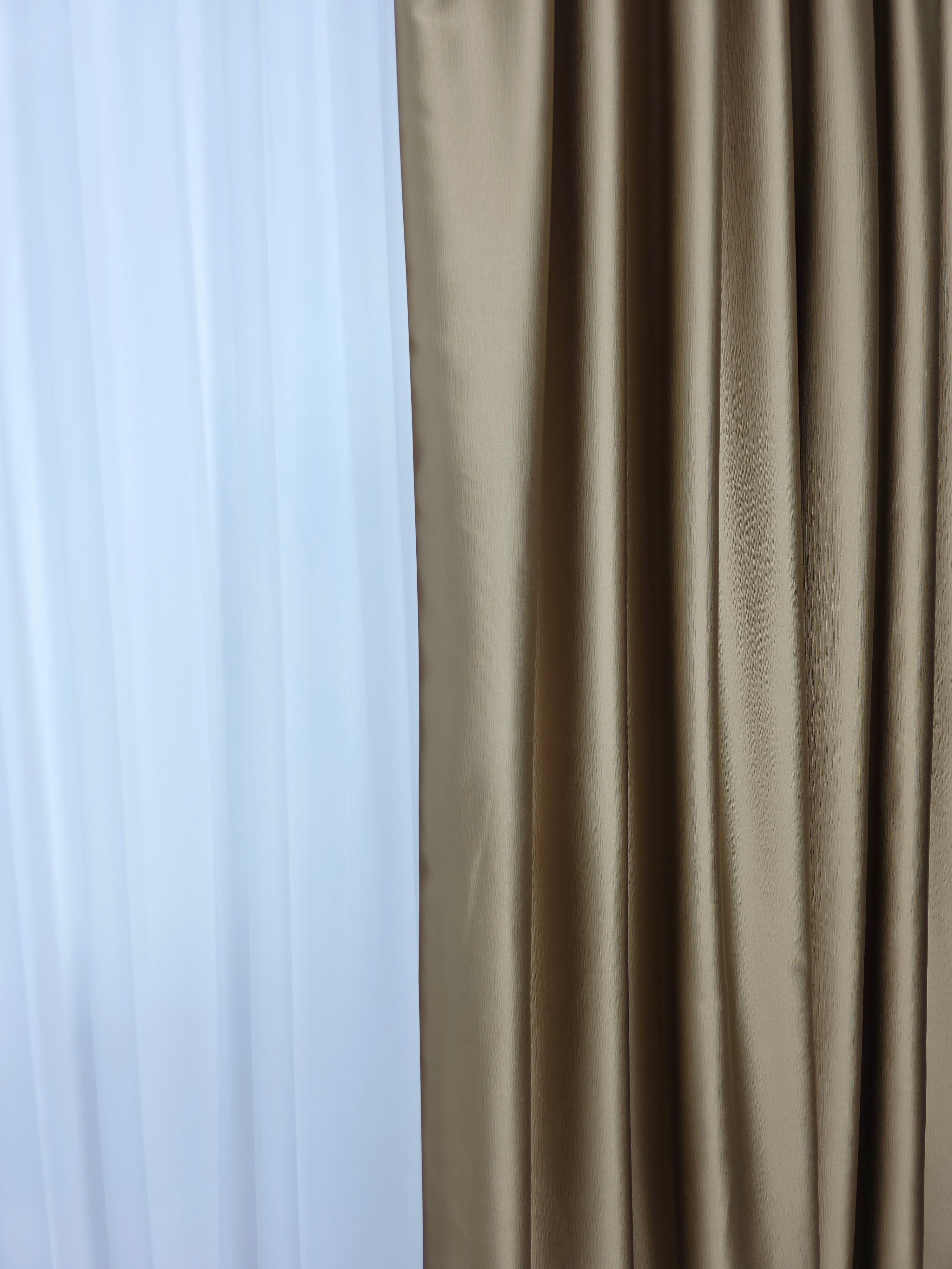 Colectia Noapte-Zi: Perdea voal alb premium si Draperie Paris blackout 100% opaca pe culoarea caramel