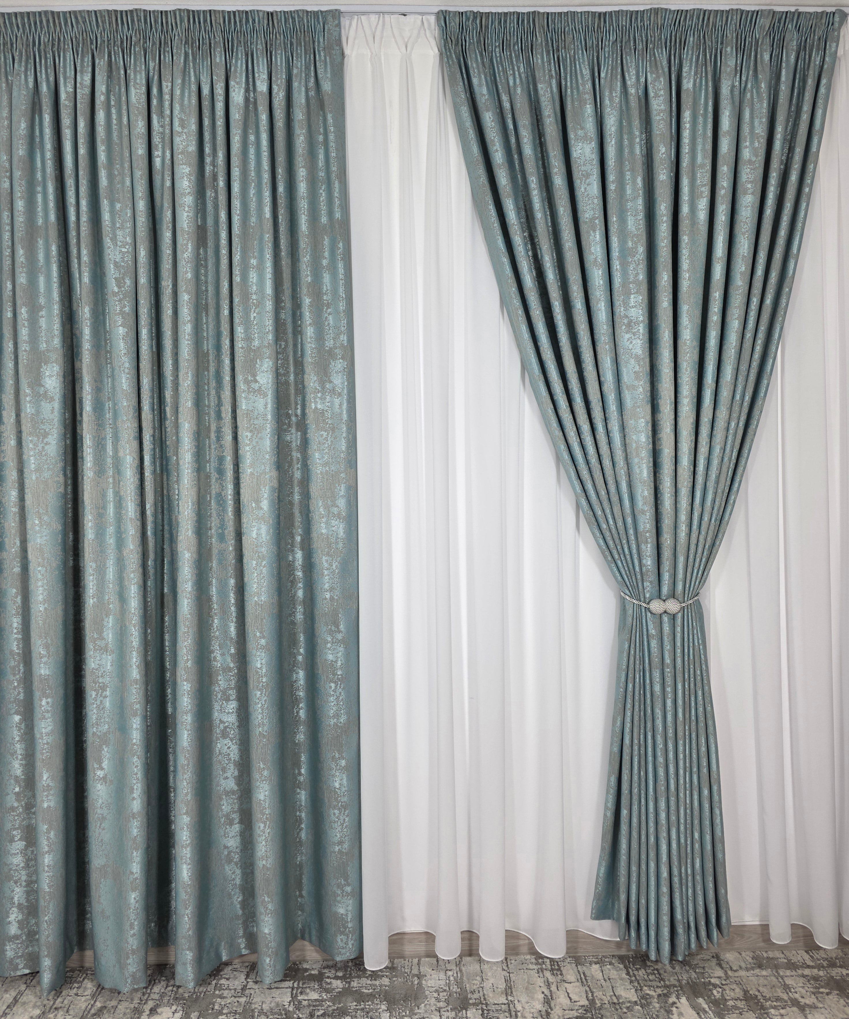 Colectia Decorativa: Perdea Alba Simpla si Draperie Tip Vopsea-Turcoaz Deschis