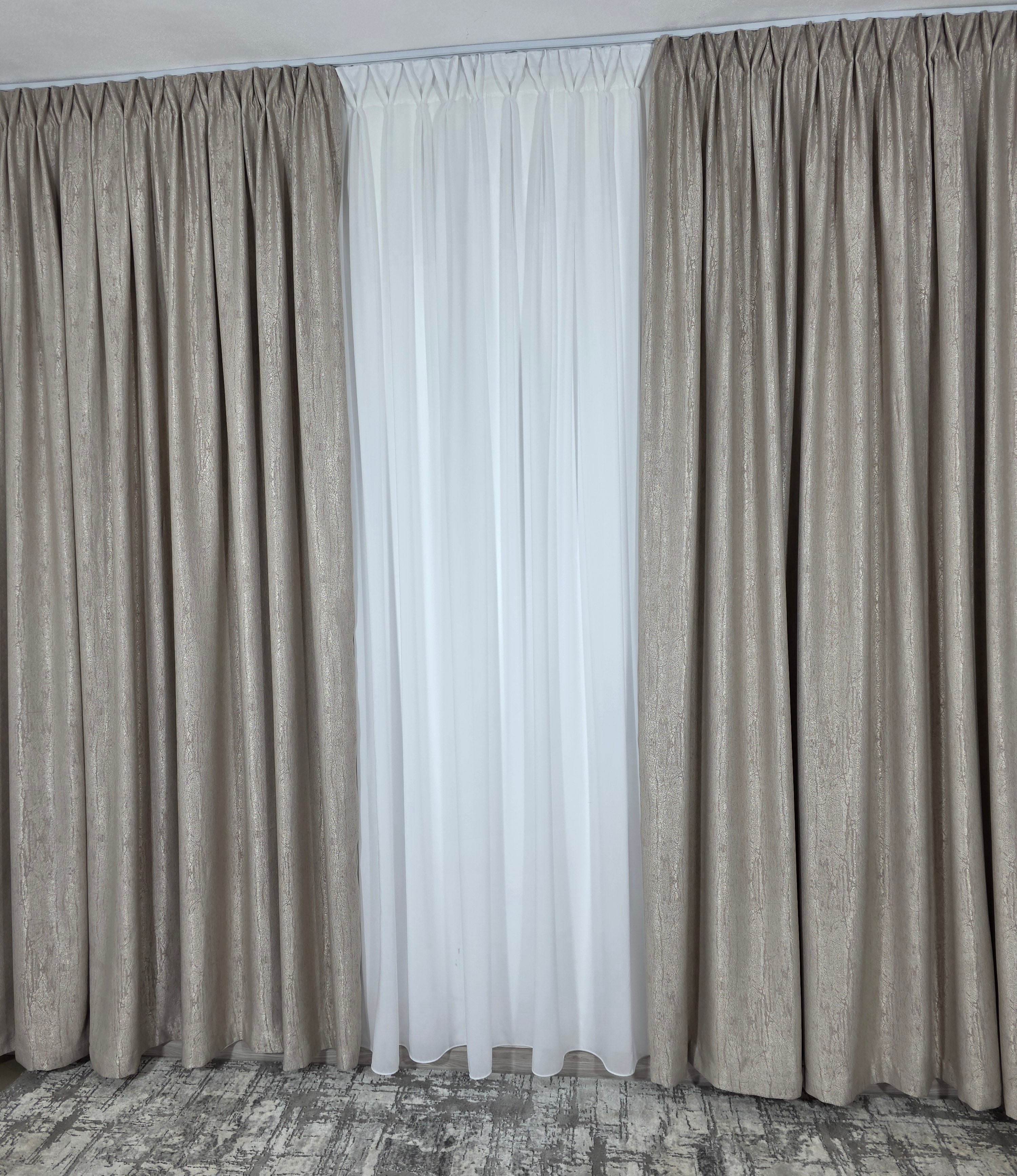 Colectia Lucy: perdea alba simpla voal si draperie bej cu model de vopsea decorativa