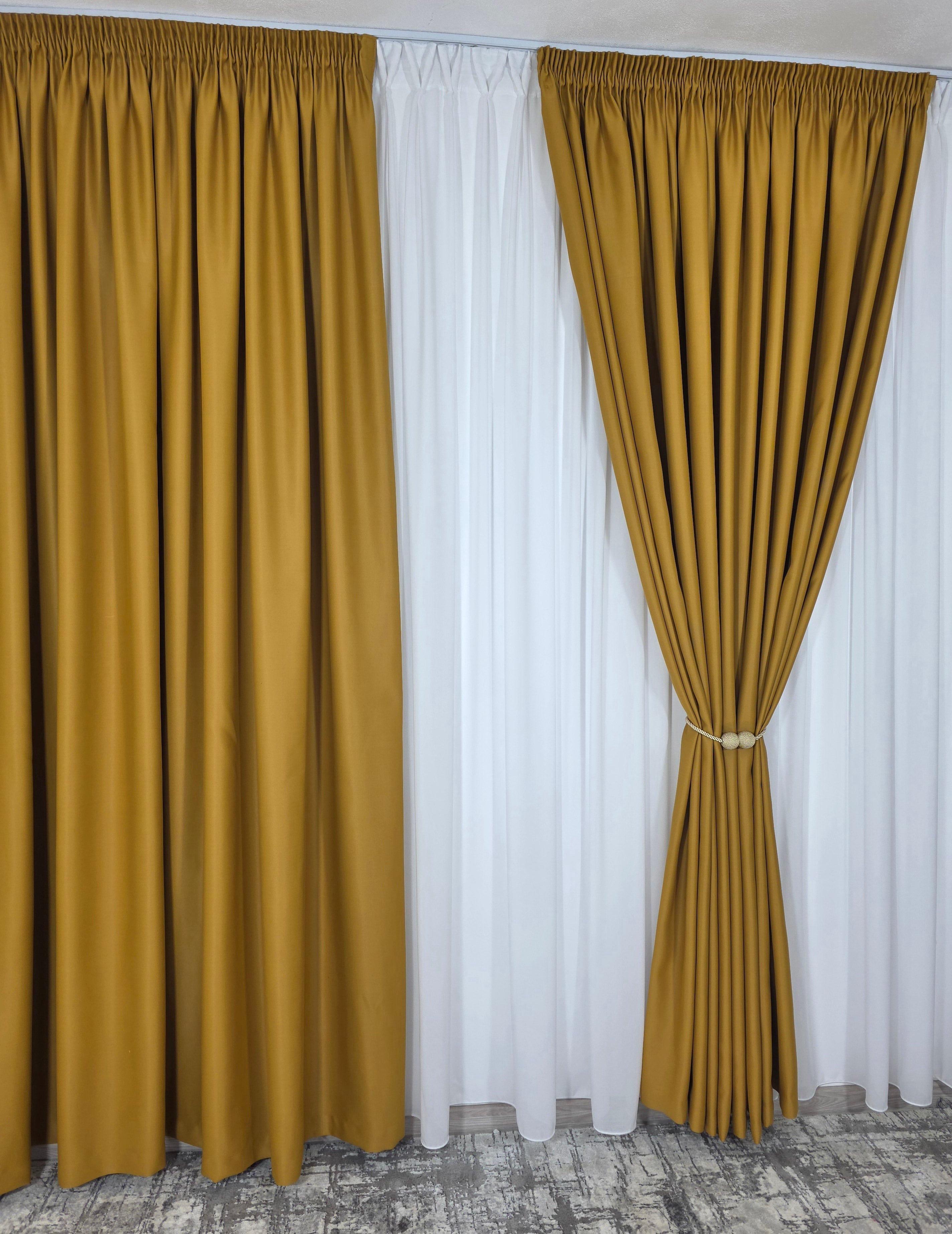 Colectia Blackout: Perdea Matase Alba Si Draperie Galben Mustar Blackout 90%