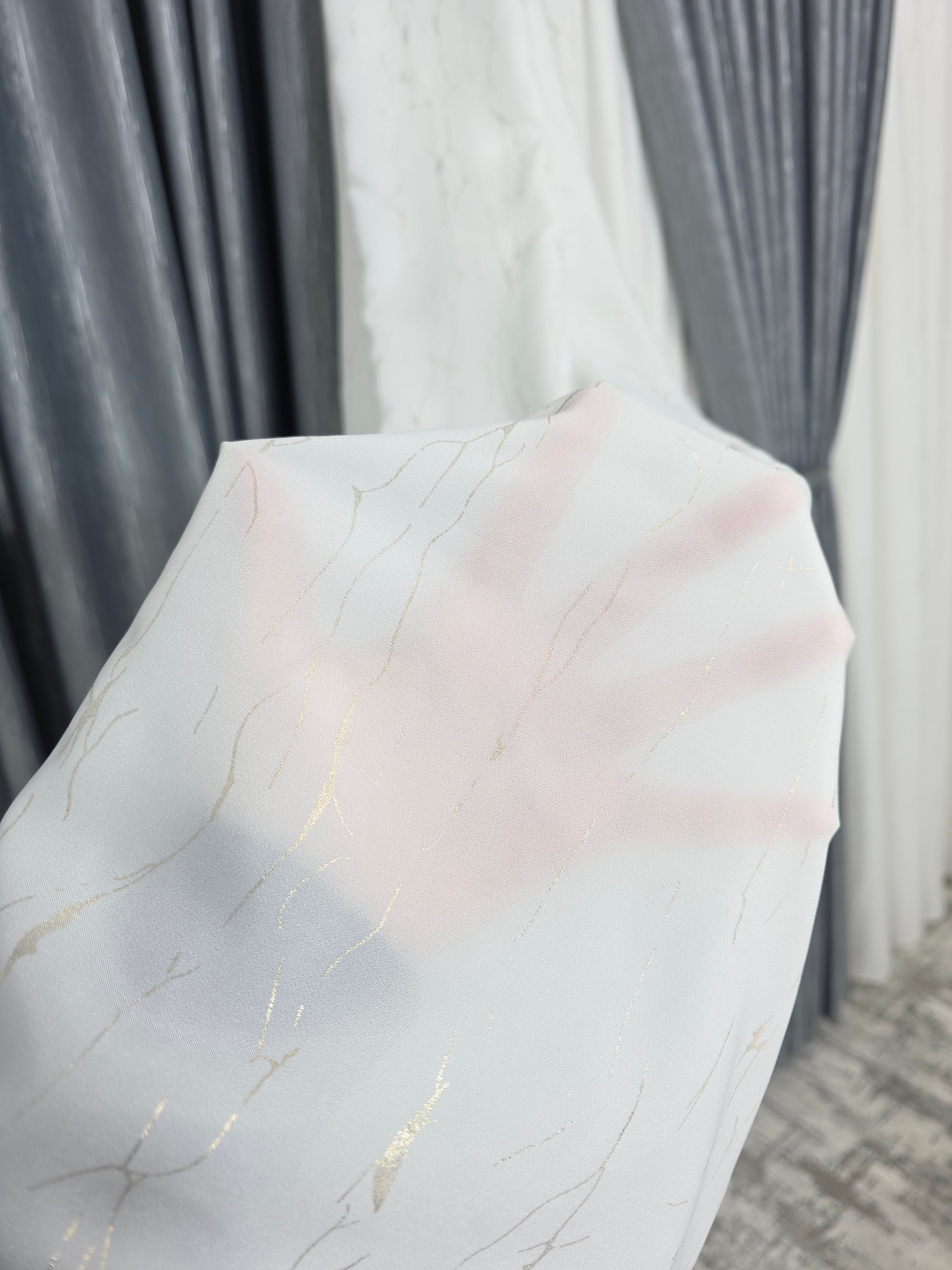 Colectia Valencia: Perdea Alba Din Matase Cu Insertii Aurii Varianta 1 Si Draperie Rolex Catifea Gri Cu Sclipici Auriu