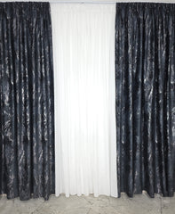 Colectia Venetia: perdea din matase cu insertii argintii varianta 3 si draperie din catifea cu insertii argintii - Negru