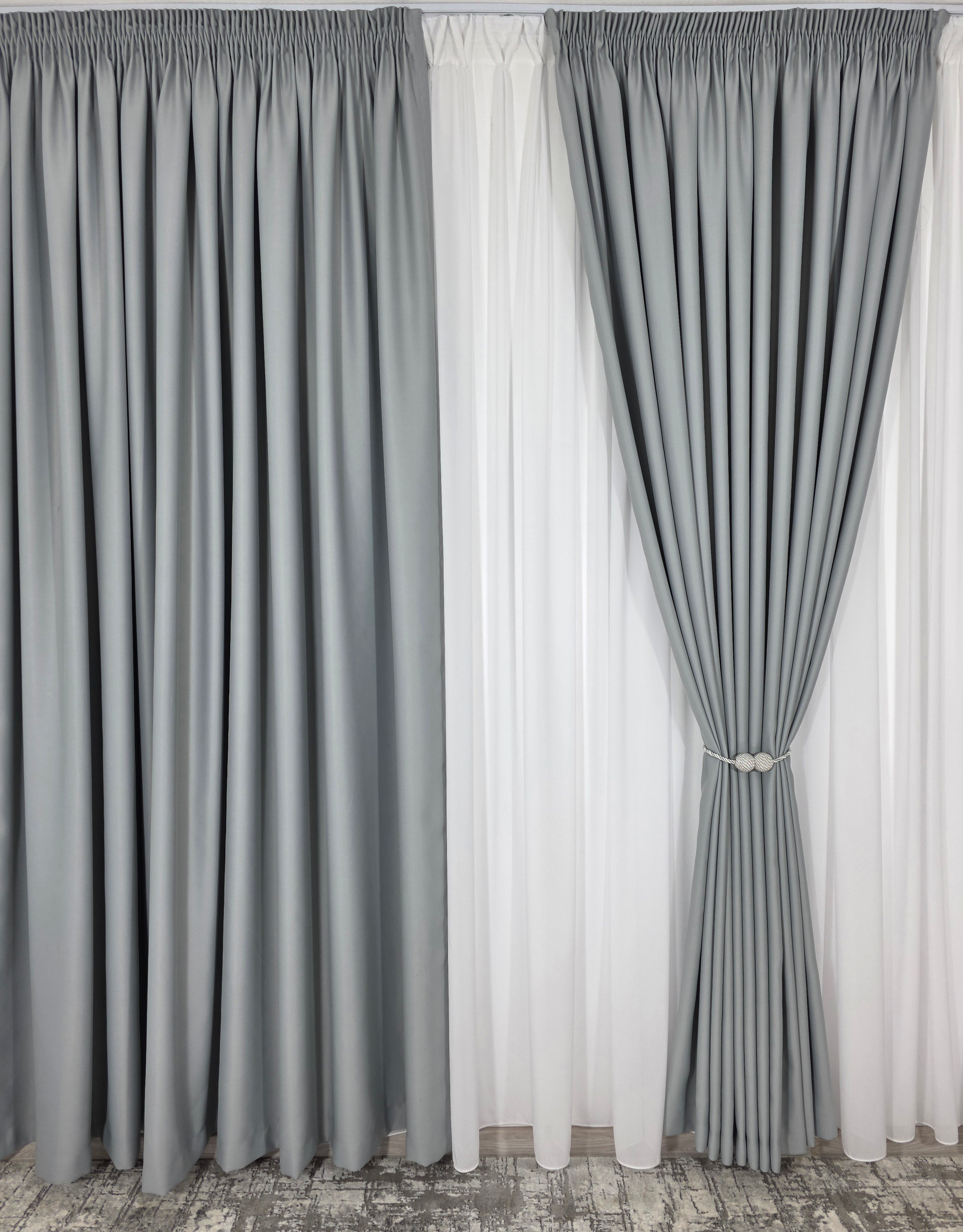 Colectia Blackout: Perdea Matase Alba Si Draperie Gri Cenusiu Blackout 80%
