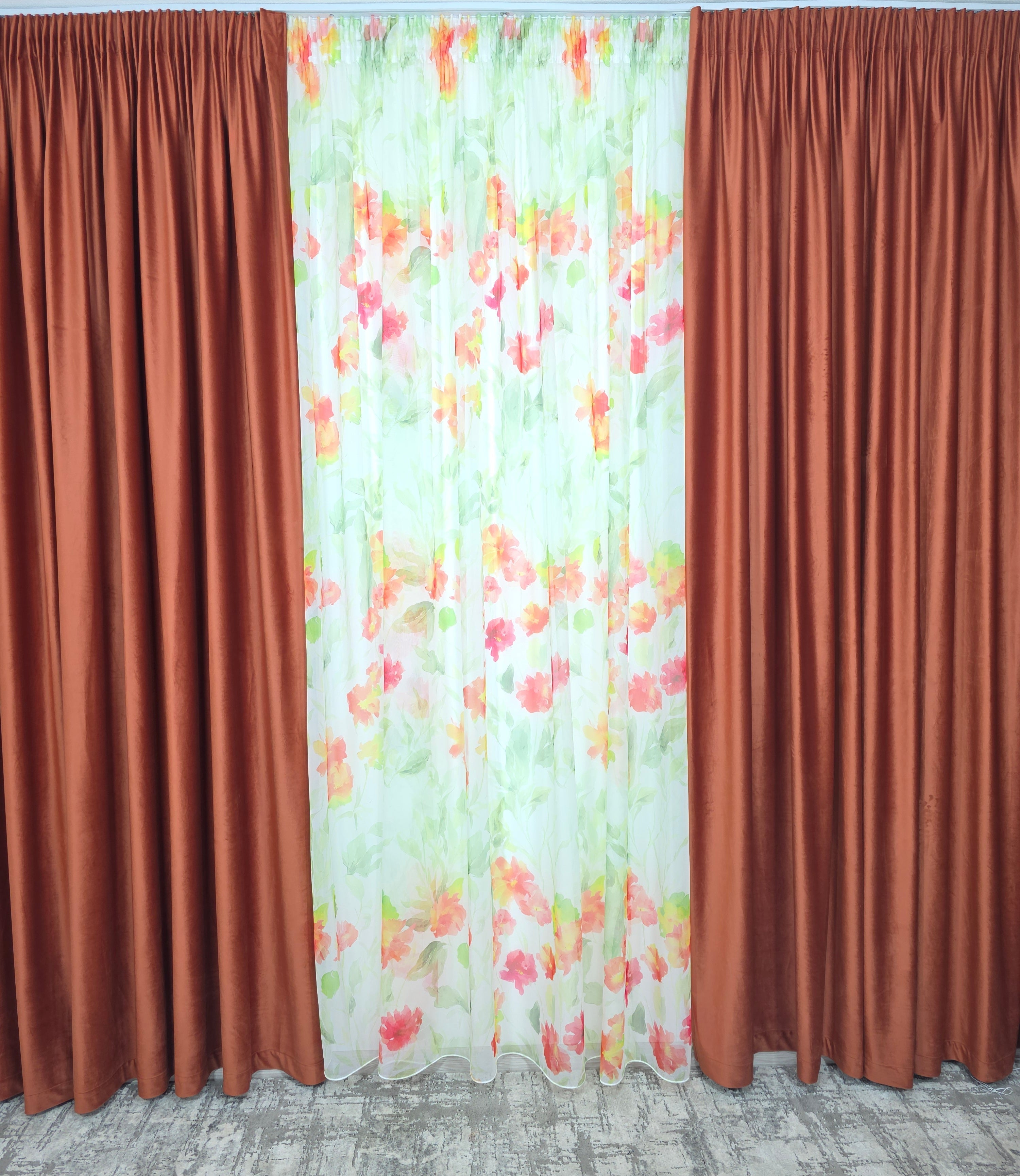 Set Petale in Cupru: Perdea Din Voal Cu Model Floral Si Draperie Catifea Caramiziu