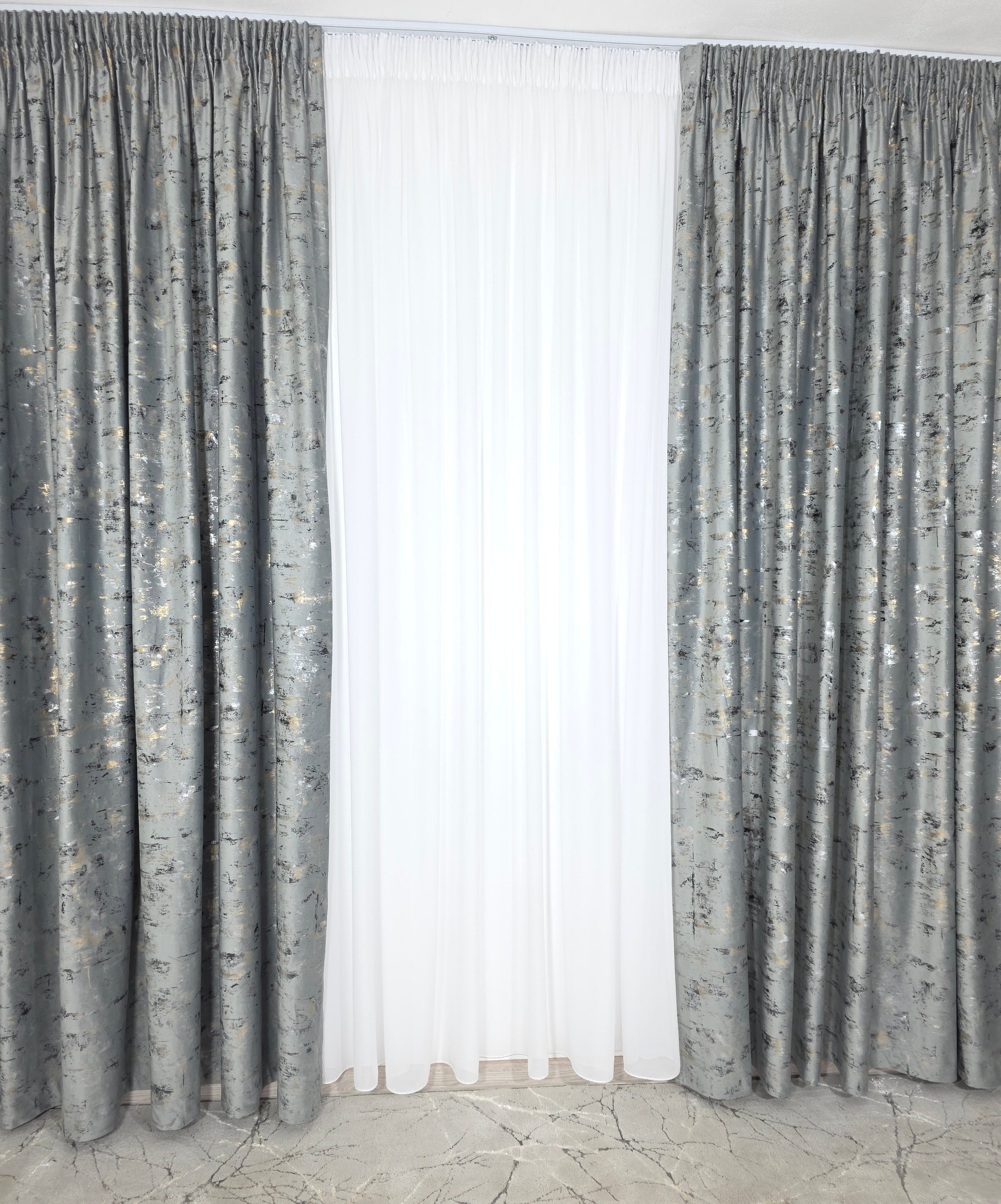 Colectia Elegance: Perdea Voal Premium Si Draperie Catifea Gri Mediu Cu Insertii model Golden