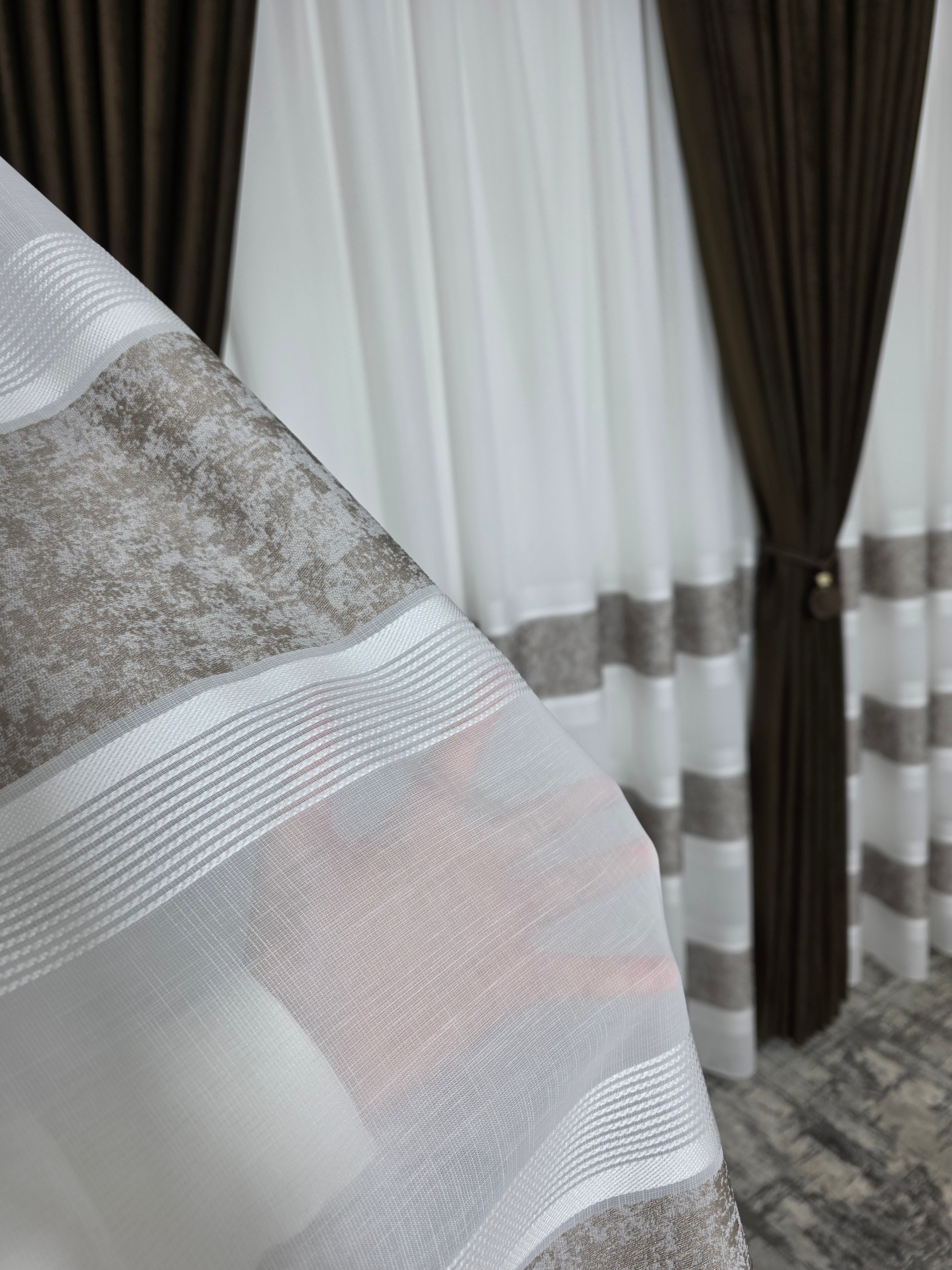 Set Rafaela: perdea din in cristal cu benzi capucino si draperie catifea maro blackout 90%