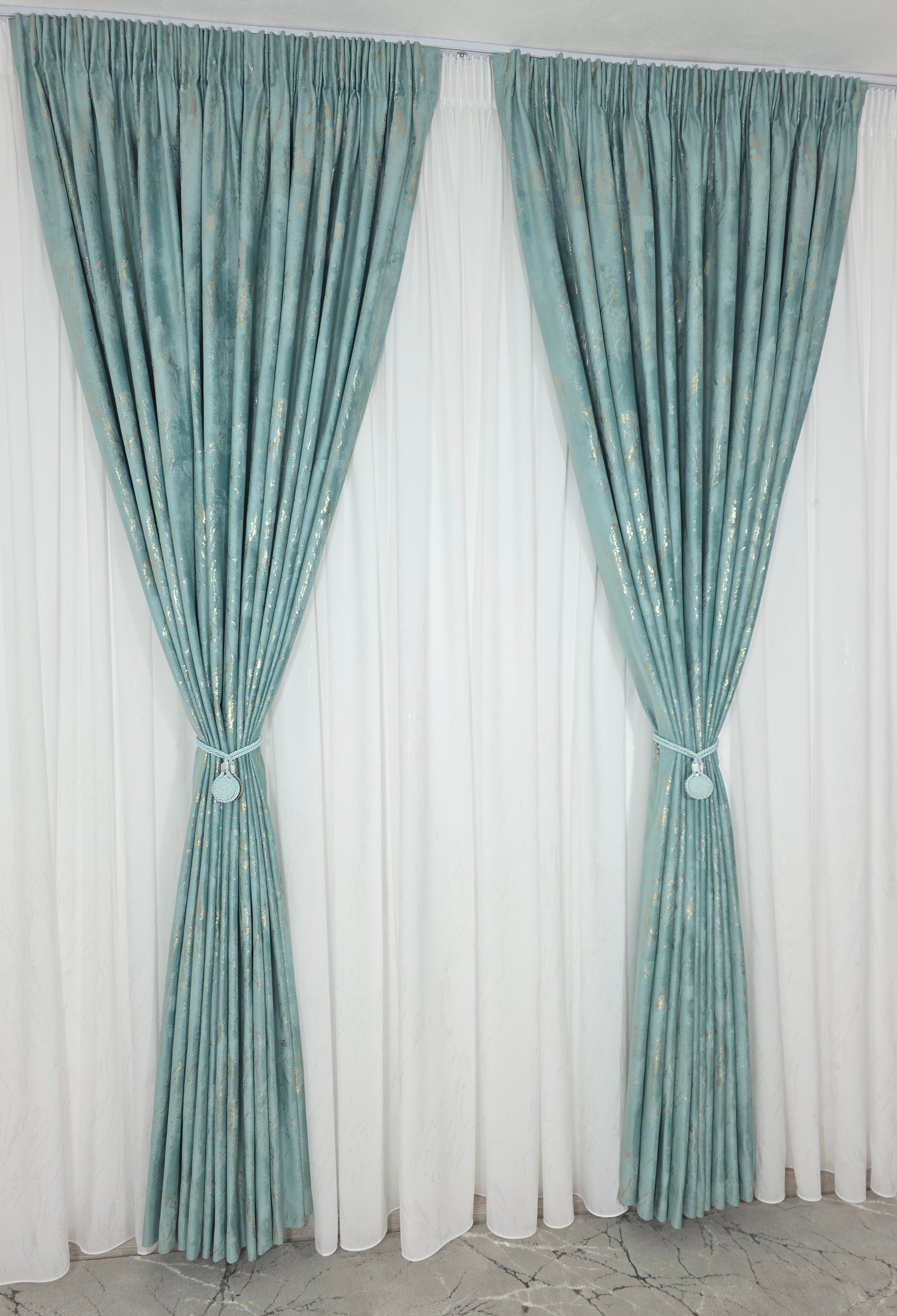 Colectia Venetia: perdea din matase cu insertii aurii varianta 3 si draperie din catifea cu insertii aurii - Verde Menta